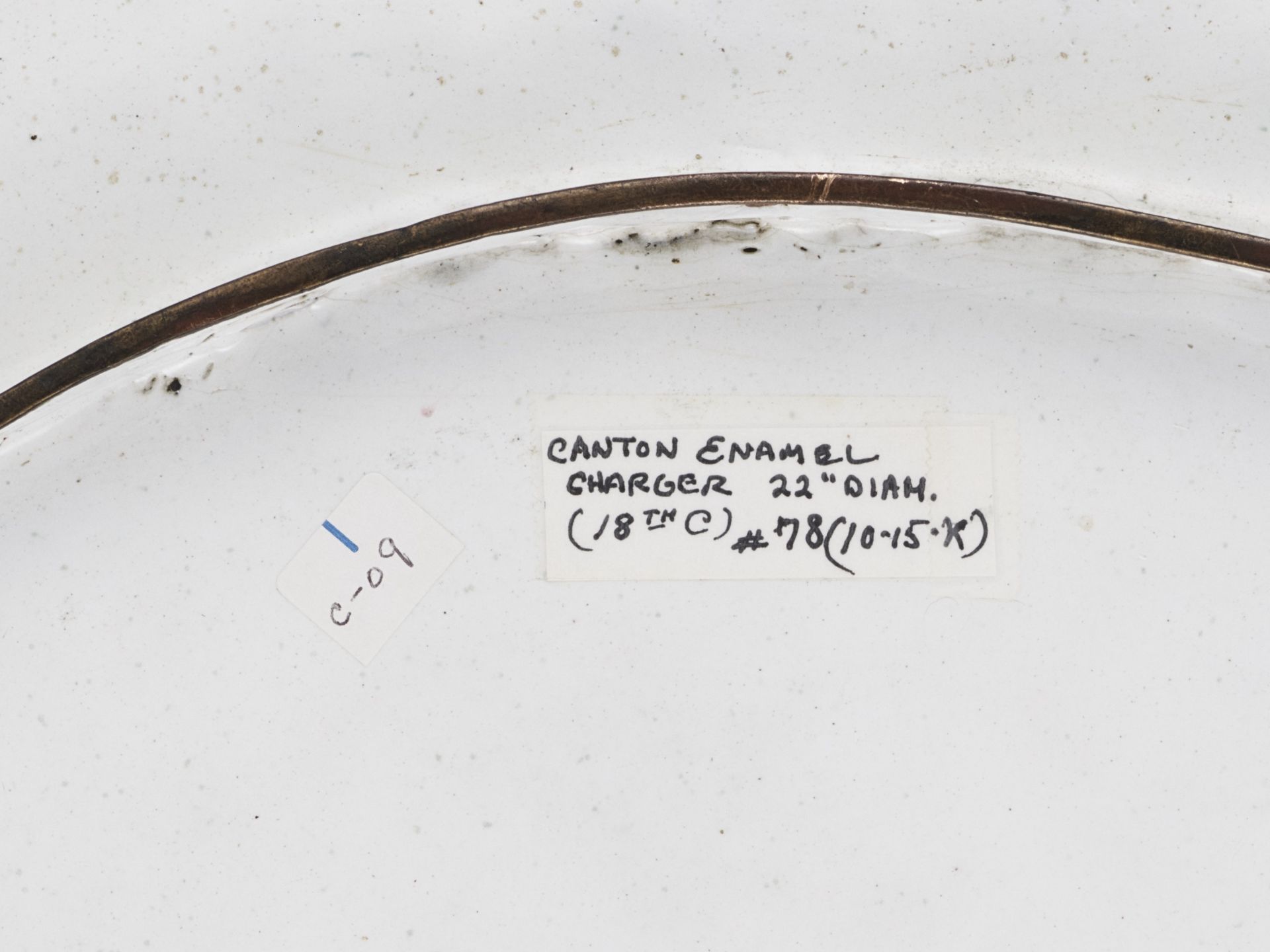 AN EXCEPTIONAL AND VERY LARGE CANTON ENAMEL ‘SCHOLARS’ DISH, EARLY 18TH CENTURY - Image 12 of 12