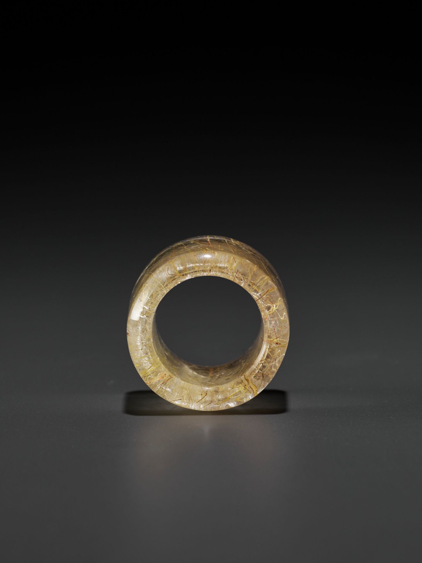 A 'HAIR' CRYSTAL ARCHER'S RING, QING DYNASTY - Bild 2 aus 9