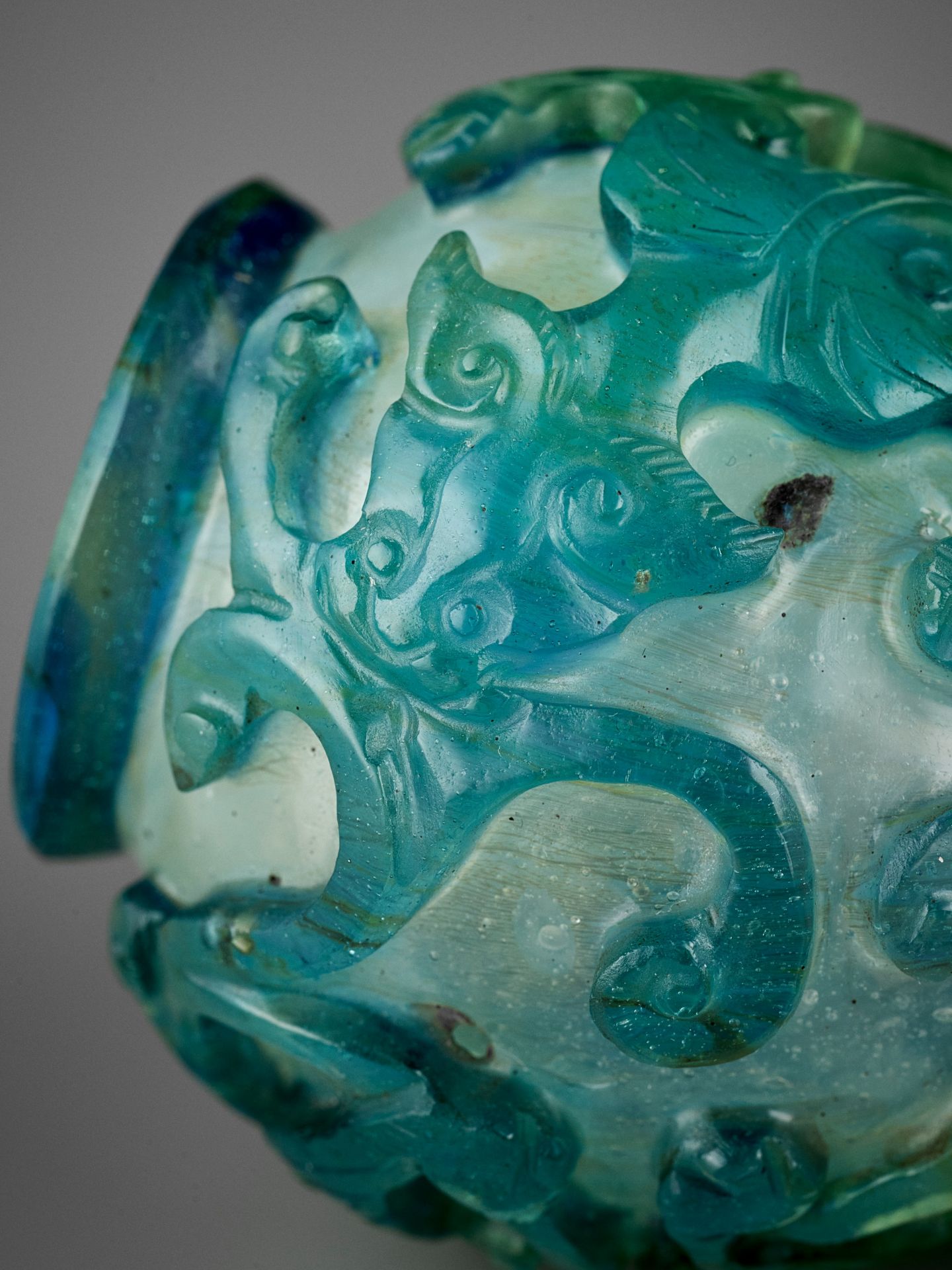 AN AQUAMARINE OVERLAY 'CHILONG' MINIATURE VASE, YUHUCHUNPING, QING - Image 3 of 13