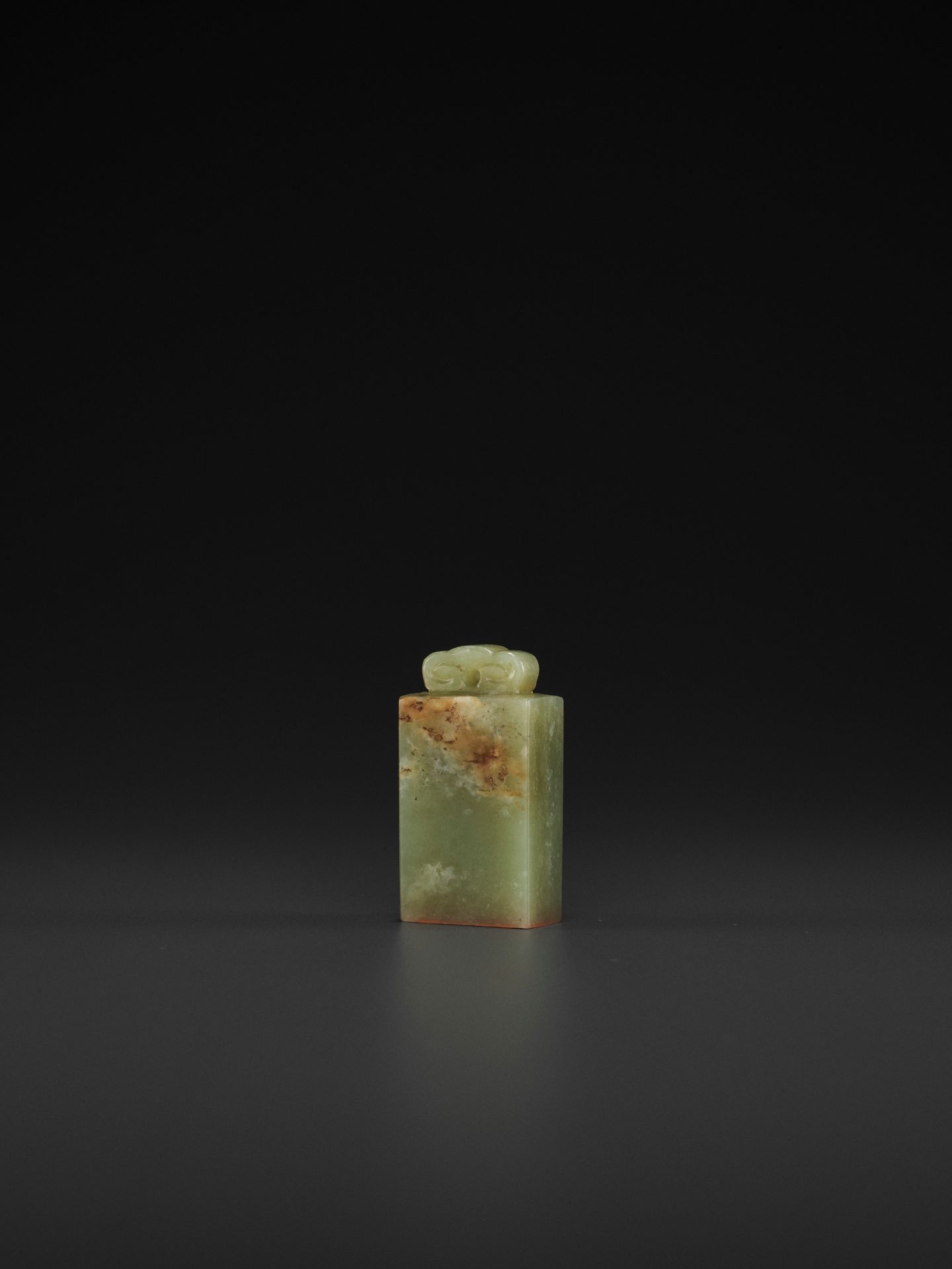 A CELADON AND RUSSET JADE 'LINGZHI' SEAL, MID-QING TO REPUBLIC - Bild 3 aus 5