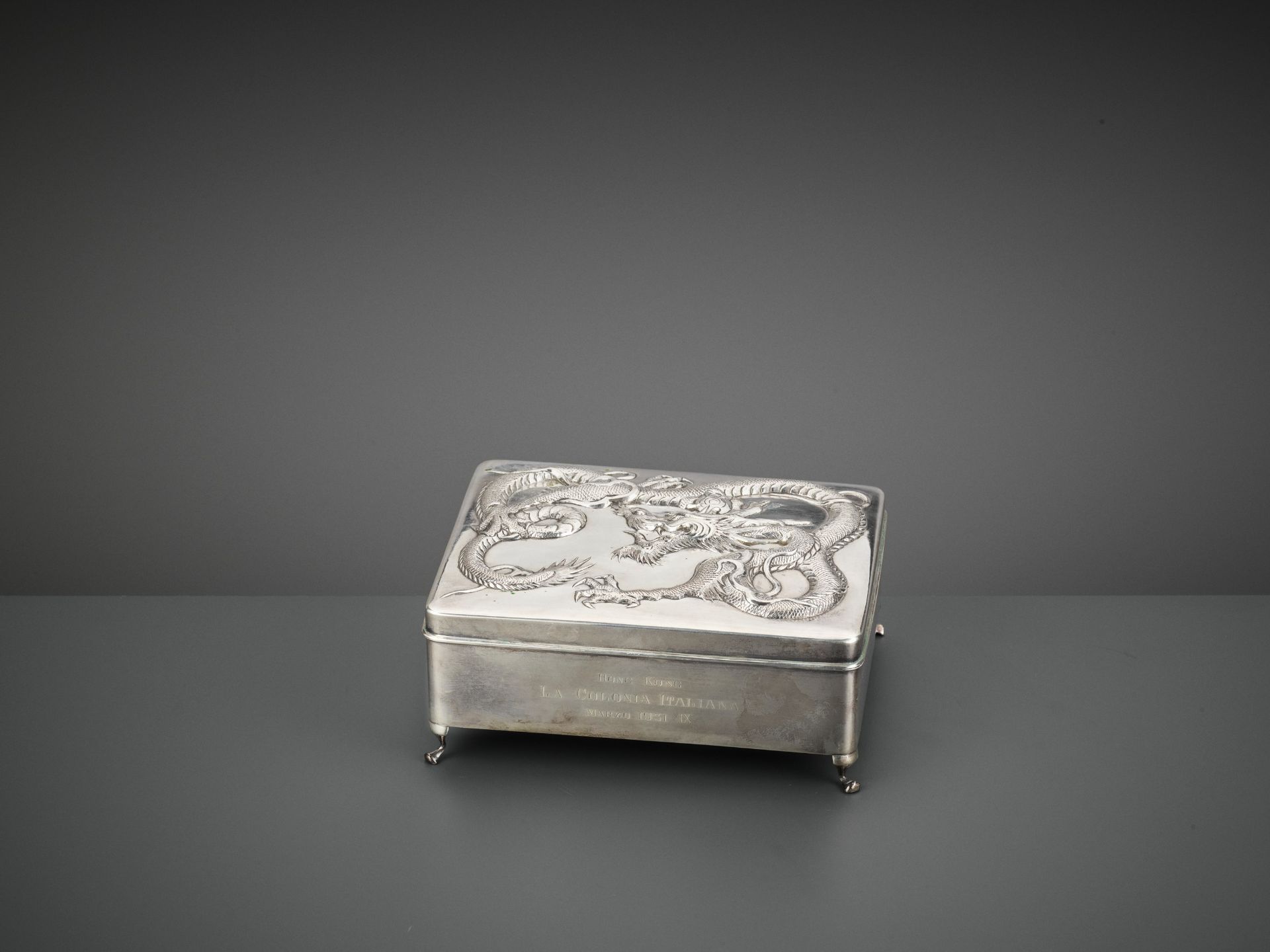 A SILVER REPOUSSE 'DRAGON' BOX AND COVER, WANG HING, LATE QING TO REPUBLIC - Bild 2 aus 10