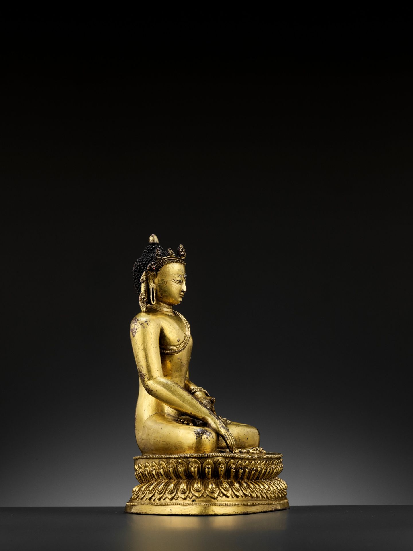 A GILT COPPER-ALLOY FIGURE OF A CROWNED BUDDHA, MALLA, 14TH - 15TH CENTURY - Bild 6 aus 14