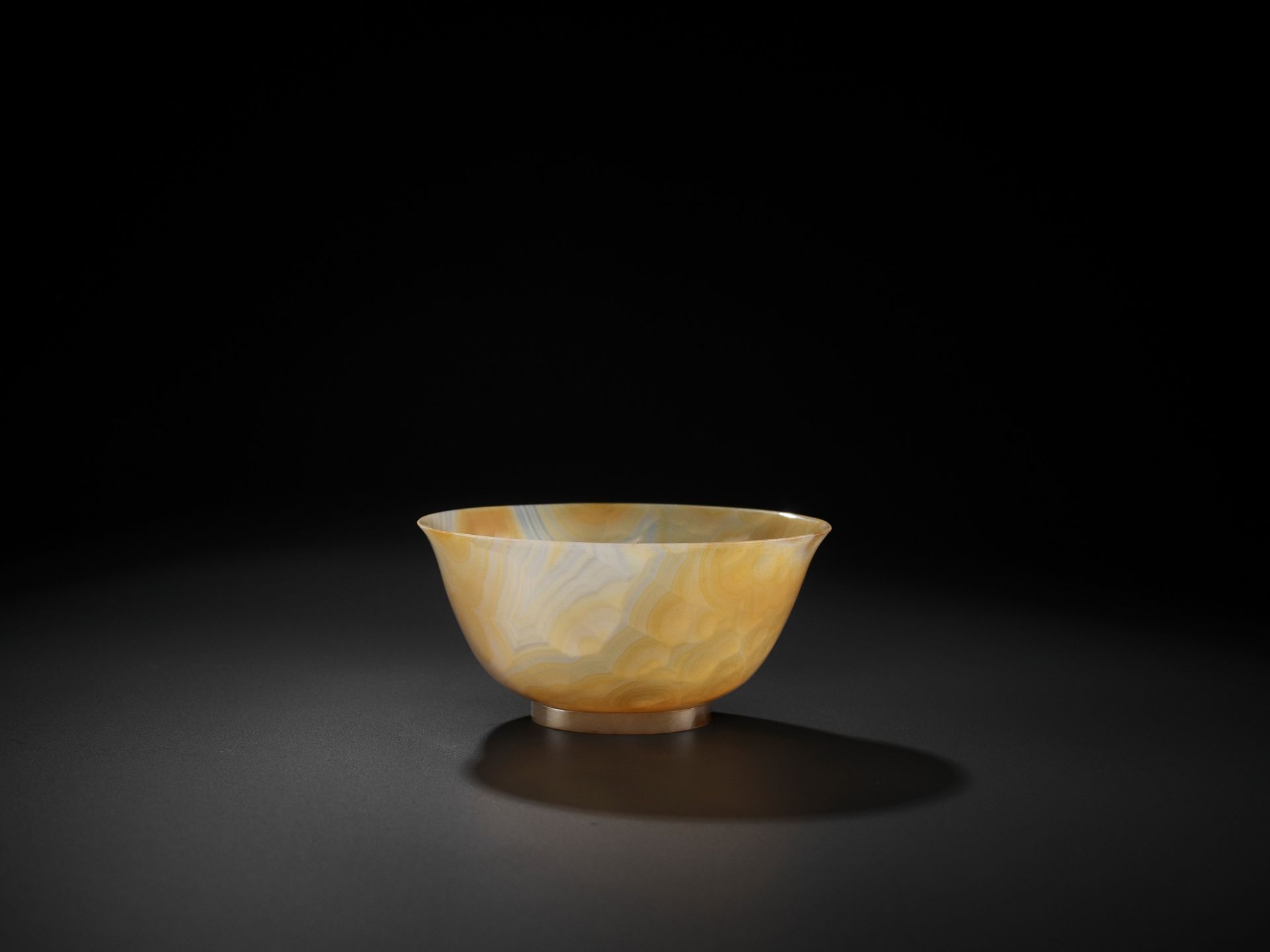 A TRANSLUCENT BANDED AGATE BOWL, QING DYNASTY - Image 7 of 14