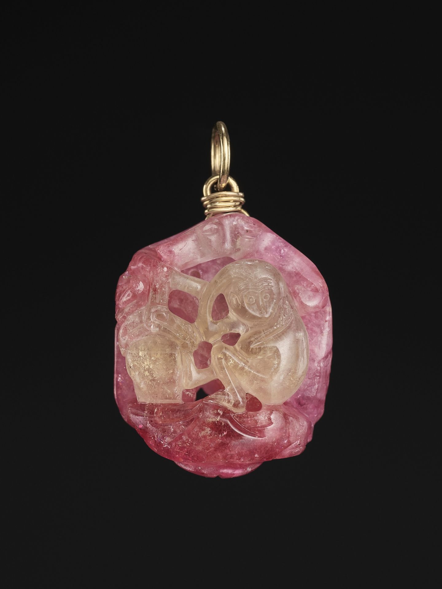 A PINK AND GREEN TOURMALINE 'PENSIVE MONKEY' PENDANT, LATE QING DYNASTY - Image 2 of 8