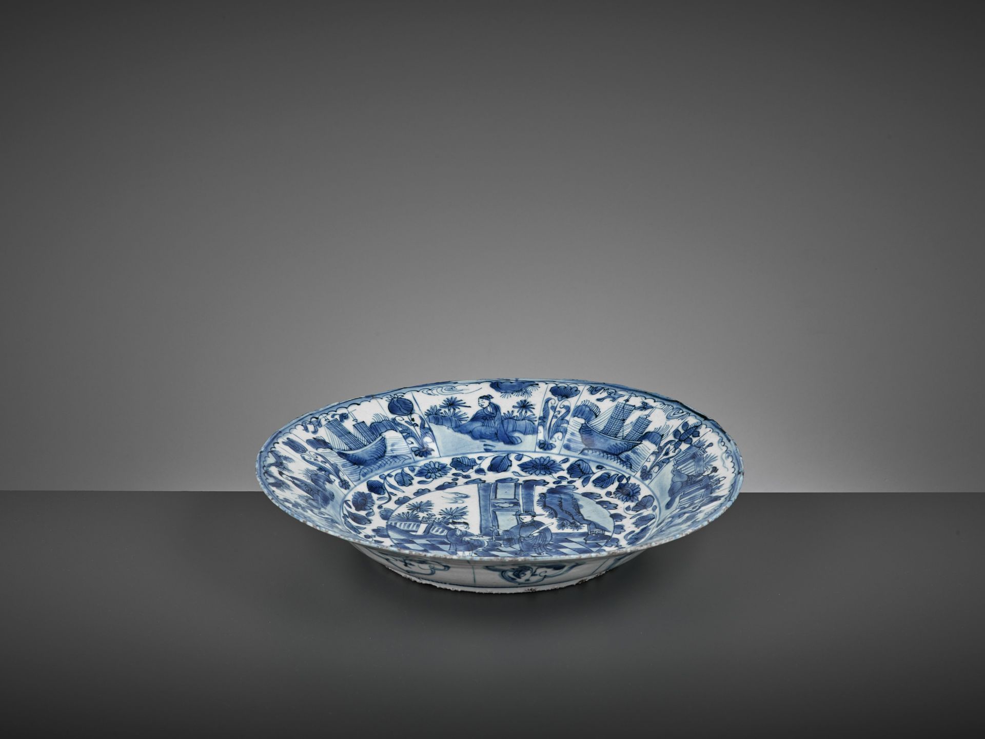 A LARGE BLUE AND WHITE 'COURT OFFICIAL AND ATTENDANT' DISH, WANLI - Bild 6 aus 8