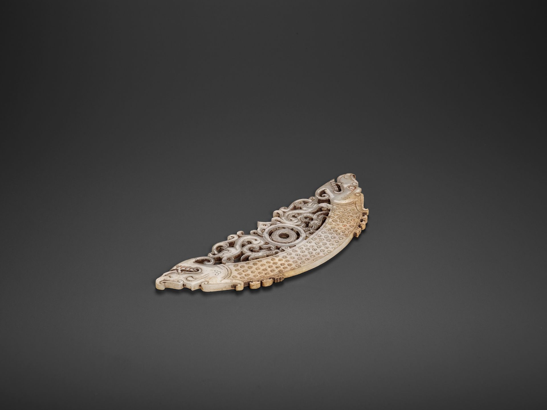 A WHITE AND RUSSET JADE 'DOUBLE DRAGON' PENDANT, HUANG, LATE EASTERN ZHOU TO HAN - Image 6 of 9