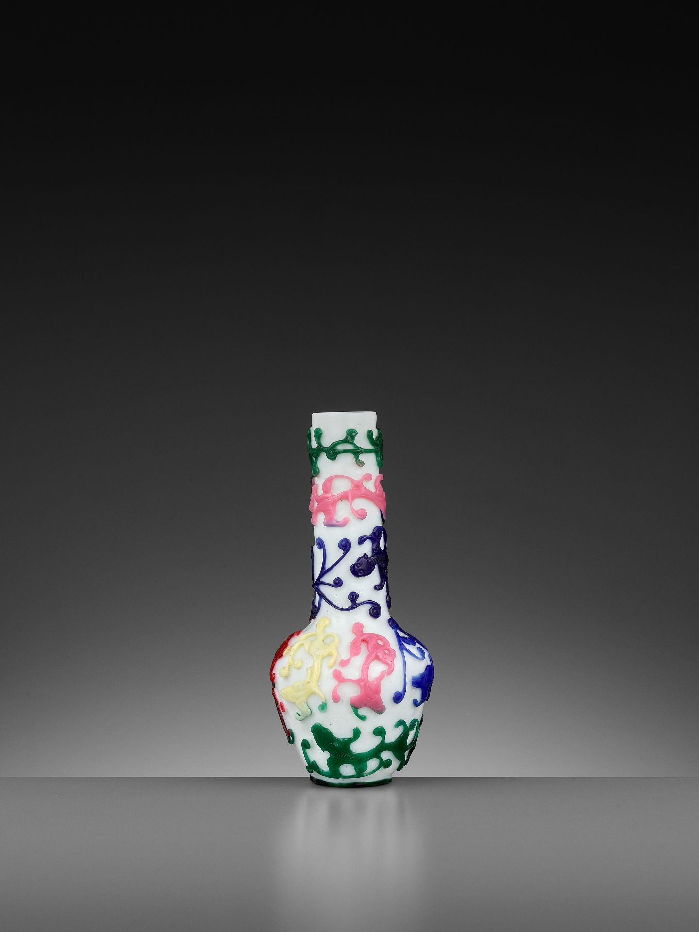 A FIVE-COLOR OVERLAY GLASS 'CHILONG' BOTTLE VASE, QIANLONG MARK AND PERIOD - Image 8 of 10