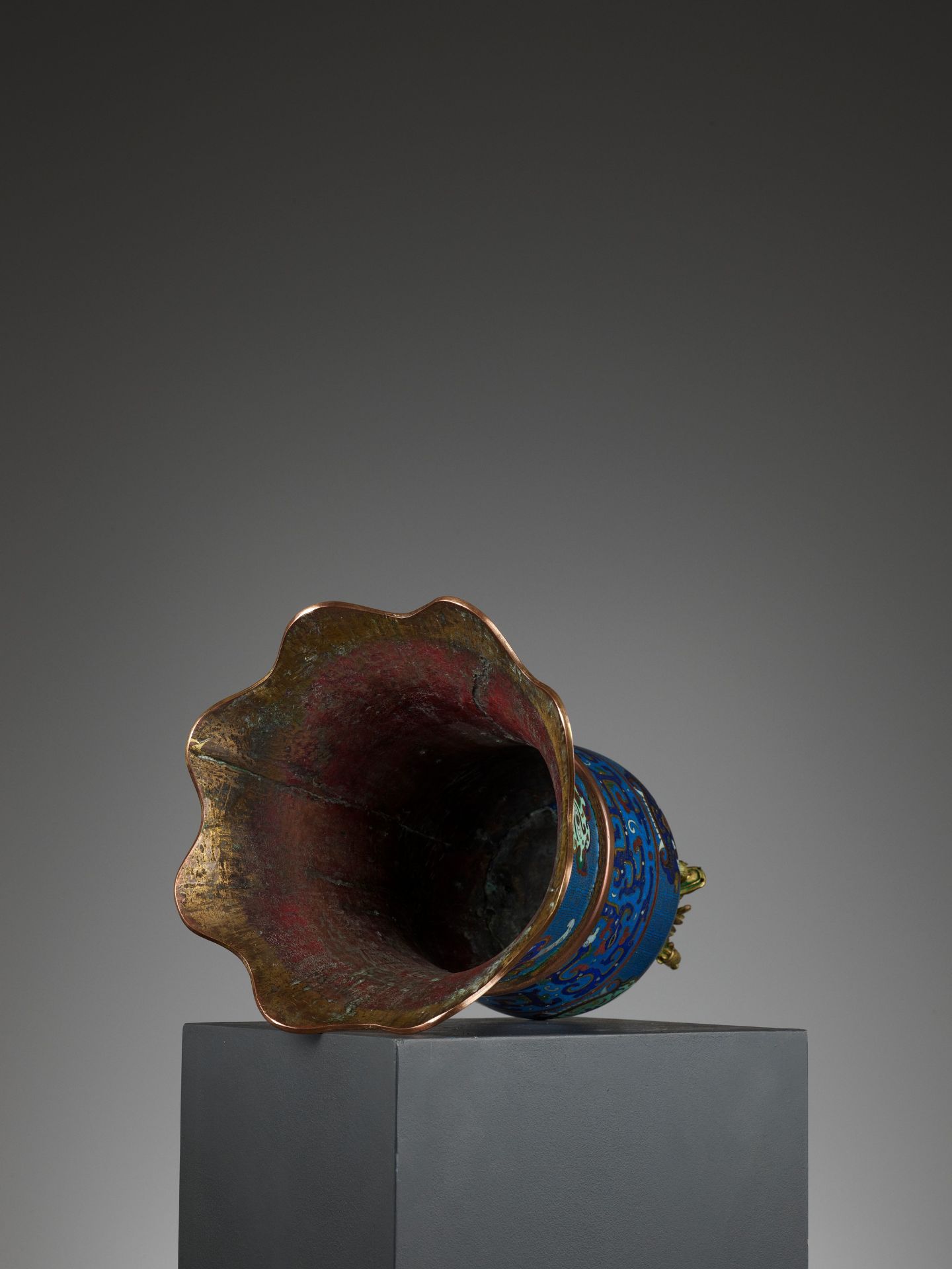 A MASSIVE CLOISONNE ENAMEL BELL, QING DYNASTY - Image 11 of 11