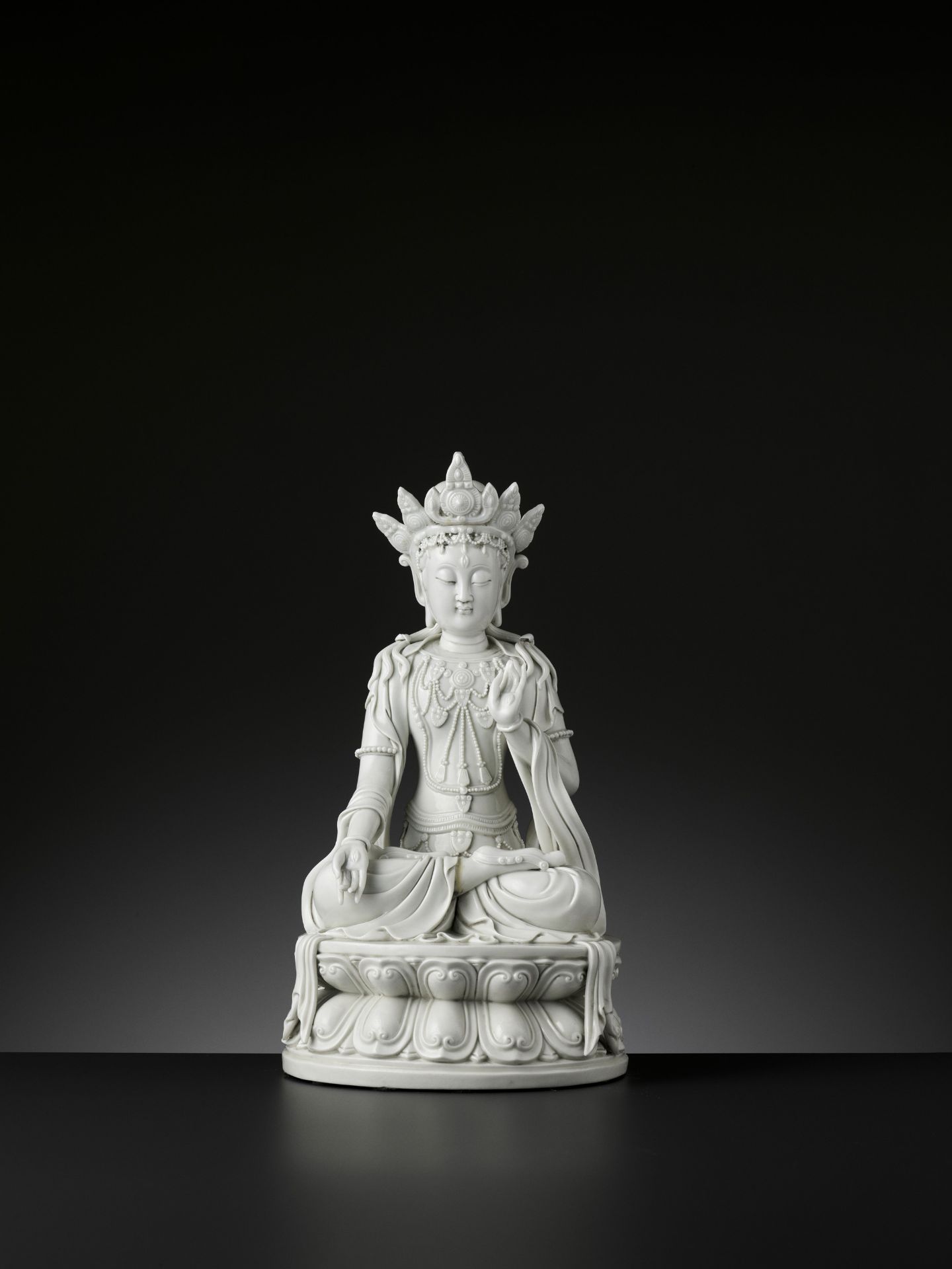 A DEHUA PORCELAIN FIGURE OF MAITREYA, QING DYNASTY - Bild 14 aus 15