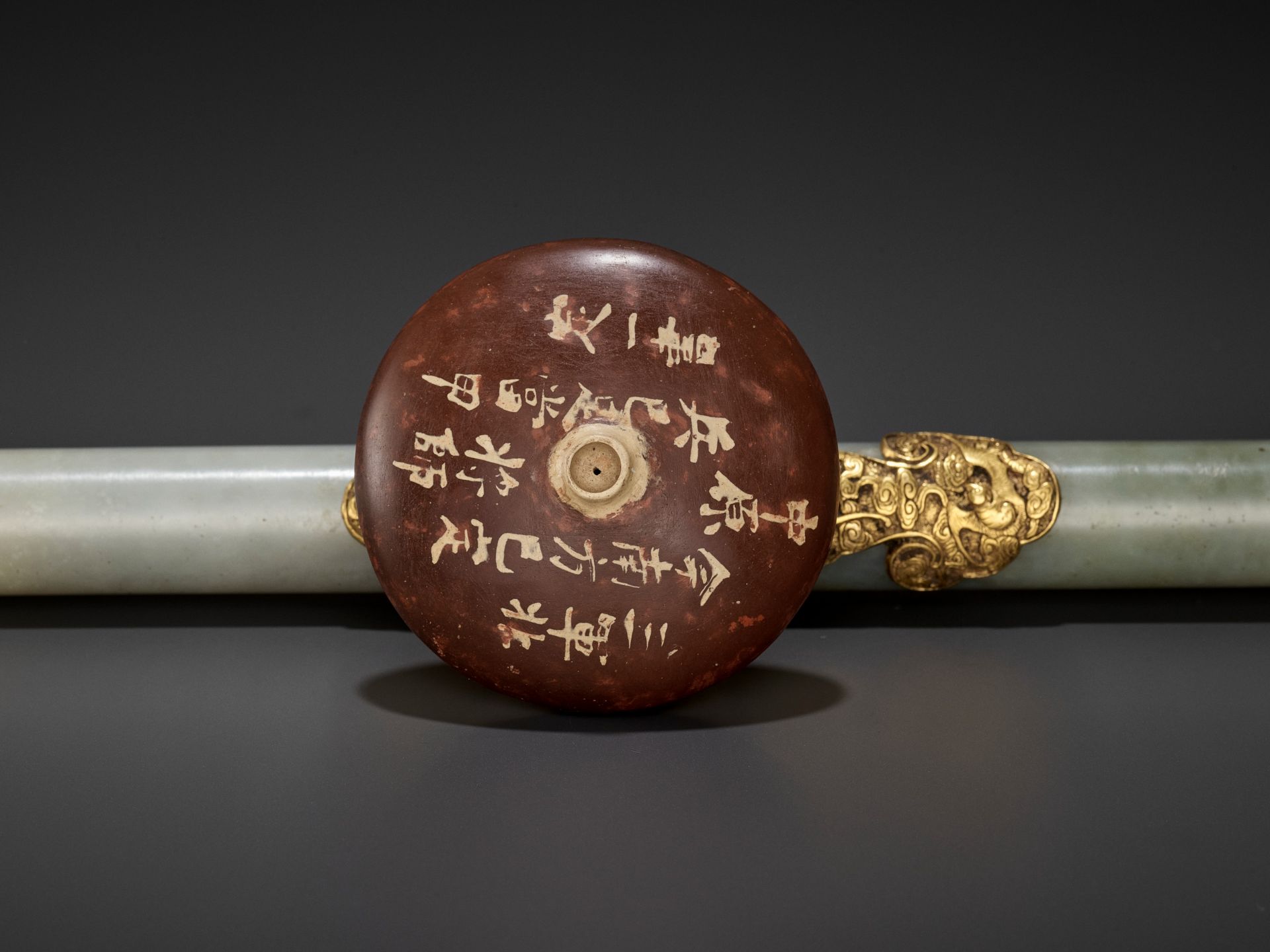 A JADE AND GILT-BRONZE 'WUFU' OPIUM PIPE, QING DYNASTY - Image 3 of 9