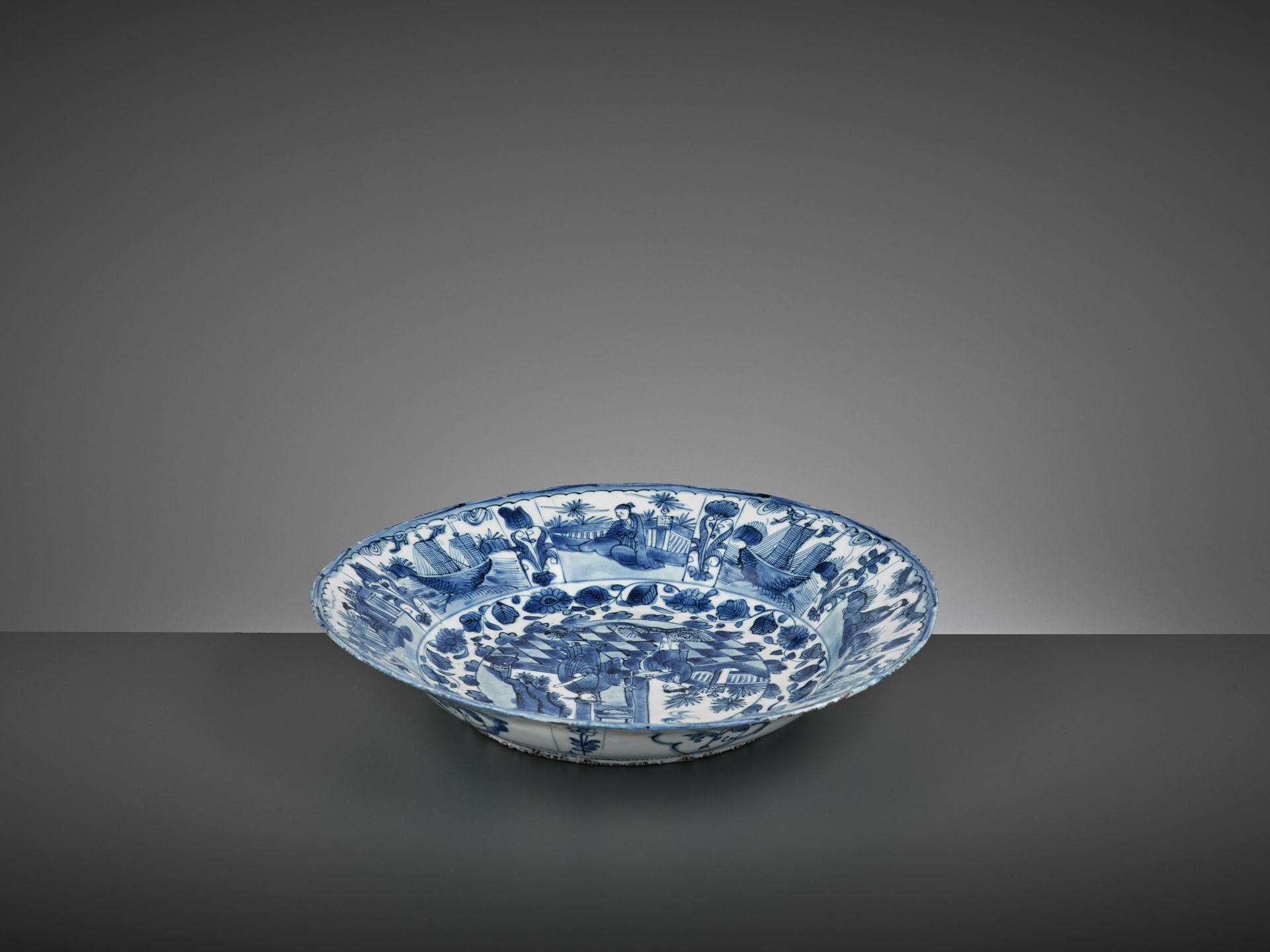 A LARGE BLUE AND WHITE 'COURT OFFICIAL AND ATTENDANT' DISH, WANLI - Bild 7 aus 8