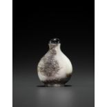 A PALE GRAY JADE 'DRAGON' SNUFF BOTTLE, LATE QING TO EARLY REPUBLIC