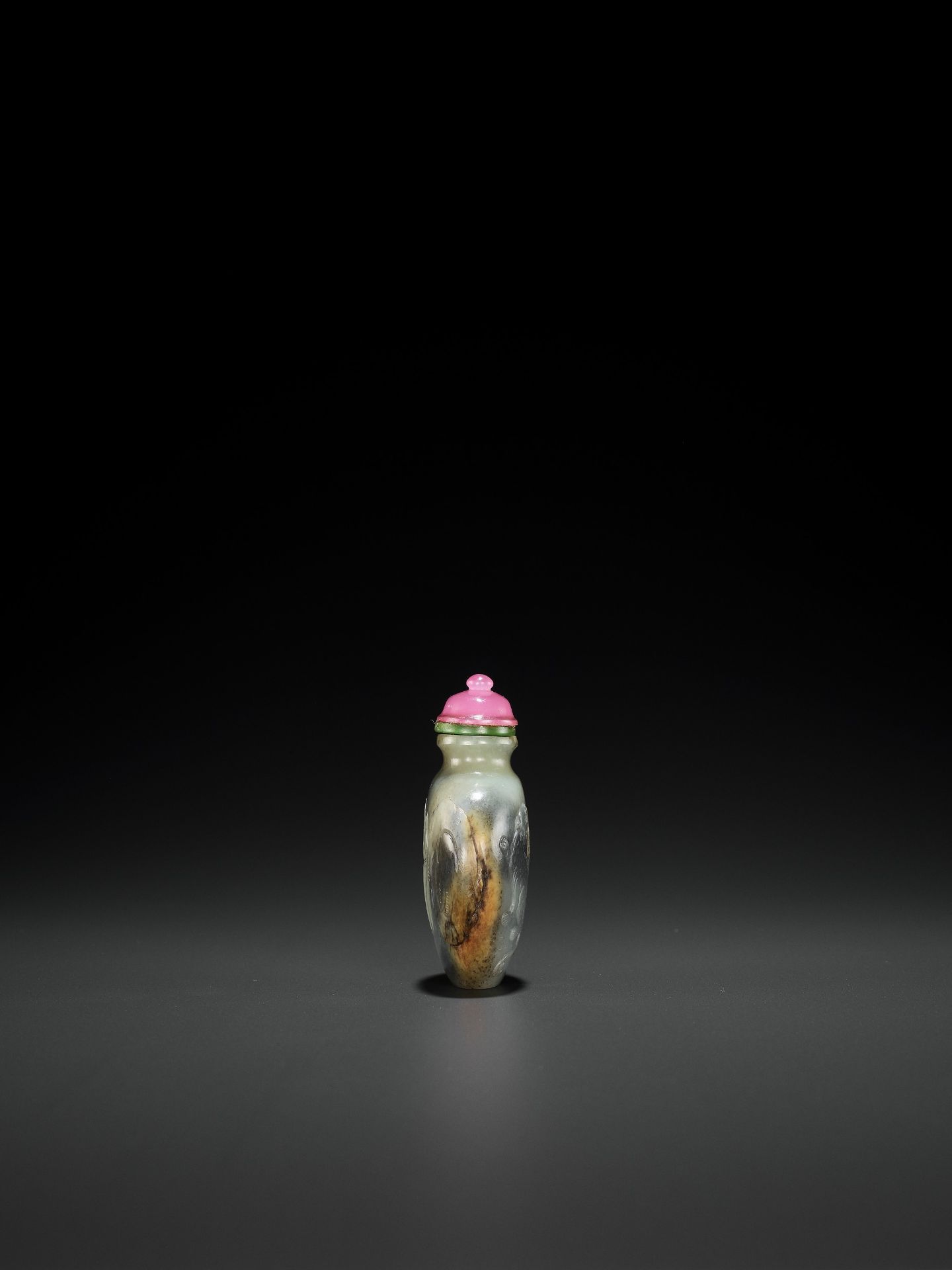 AN INSCRIBED WHITE, GRAY AND RUSSET JADEITE 'TIGER' SNUFF BOTTLE, SIGNATURE OF WANG HENG (1817-1882) - Image 6 of 8