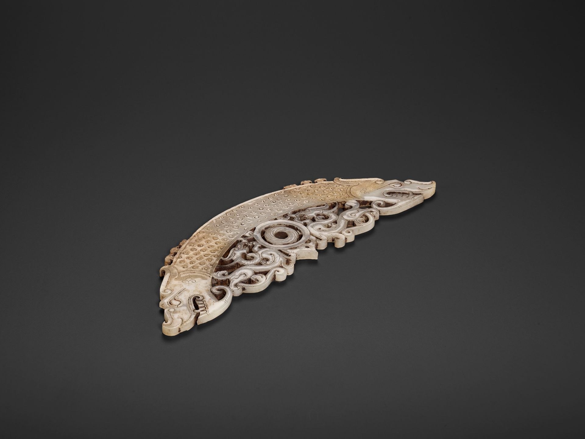 A WHITE AND RUSSET JADE 'DOUBLE DRAGON' PENDANT, HUANG, LATE EASTERN ZHOU TO HAN - Image 7 of 9