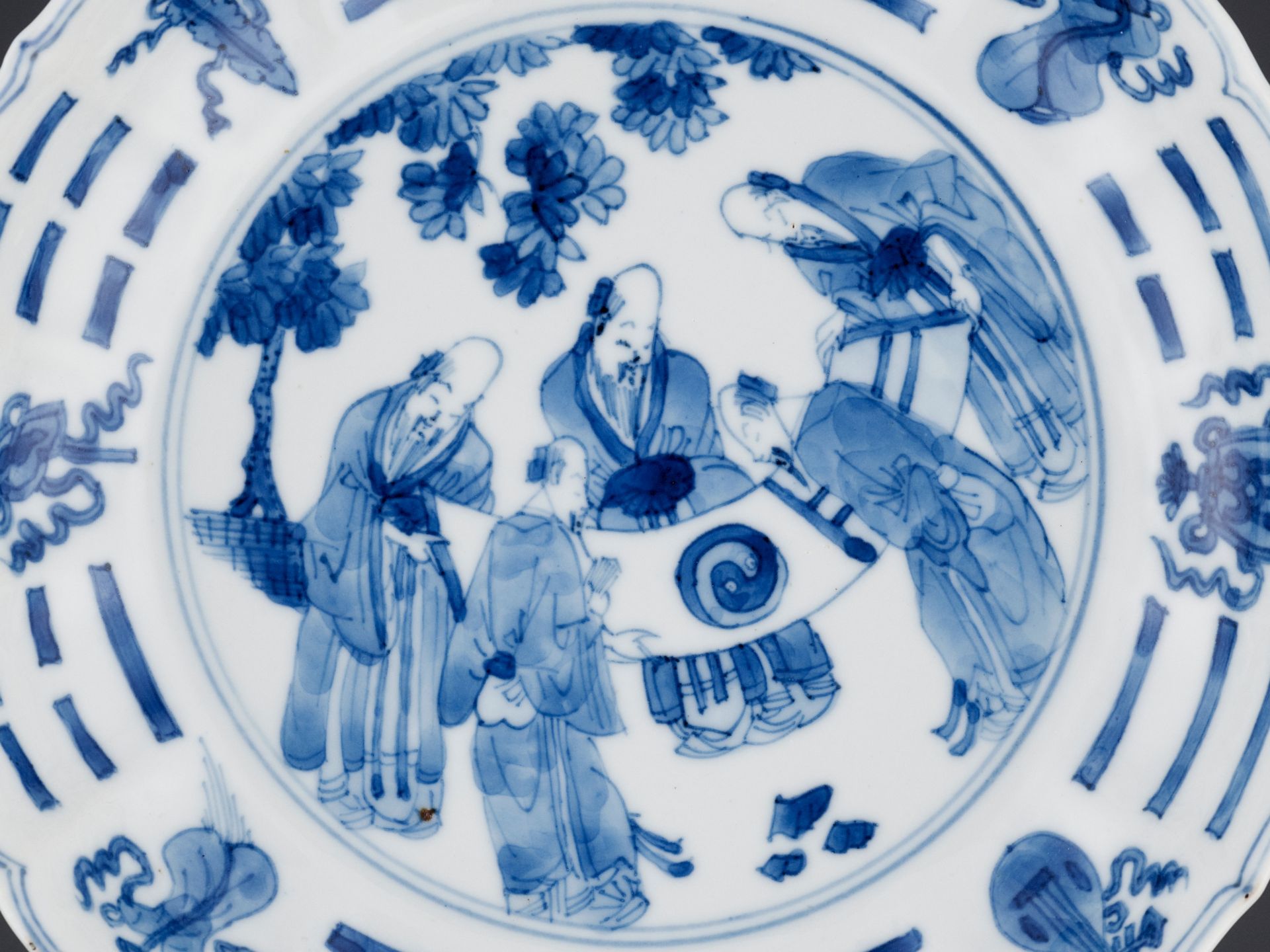 A BLUE AND WHITE 'BAGUA' LOBED DISH, KANGXI PERIOD - Image 3 of 8