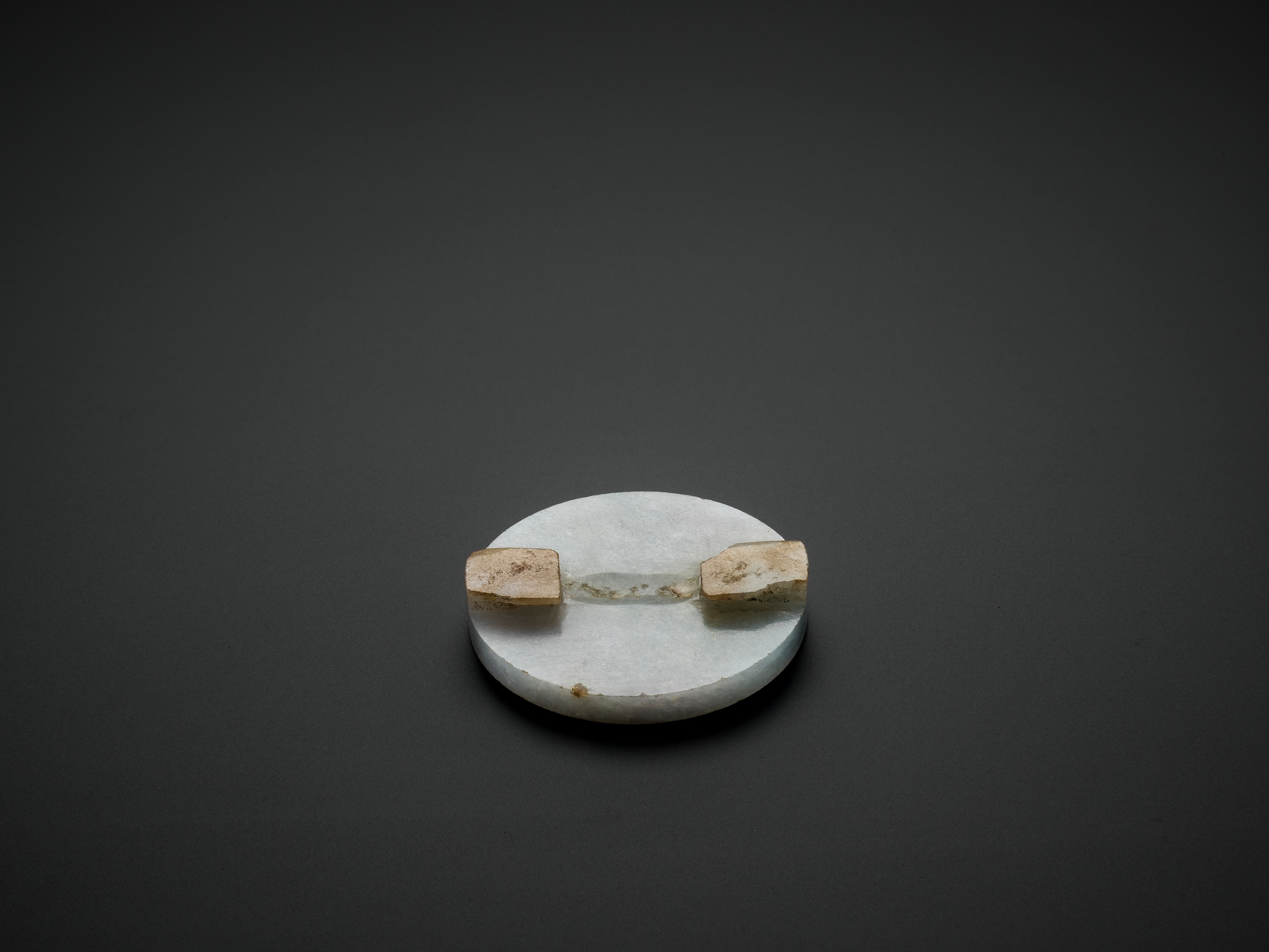 A PALE CELADON JADE BELT PLAQUE, QING DYNASTY OR EARLIER - Image 4 of 4