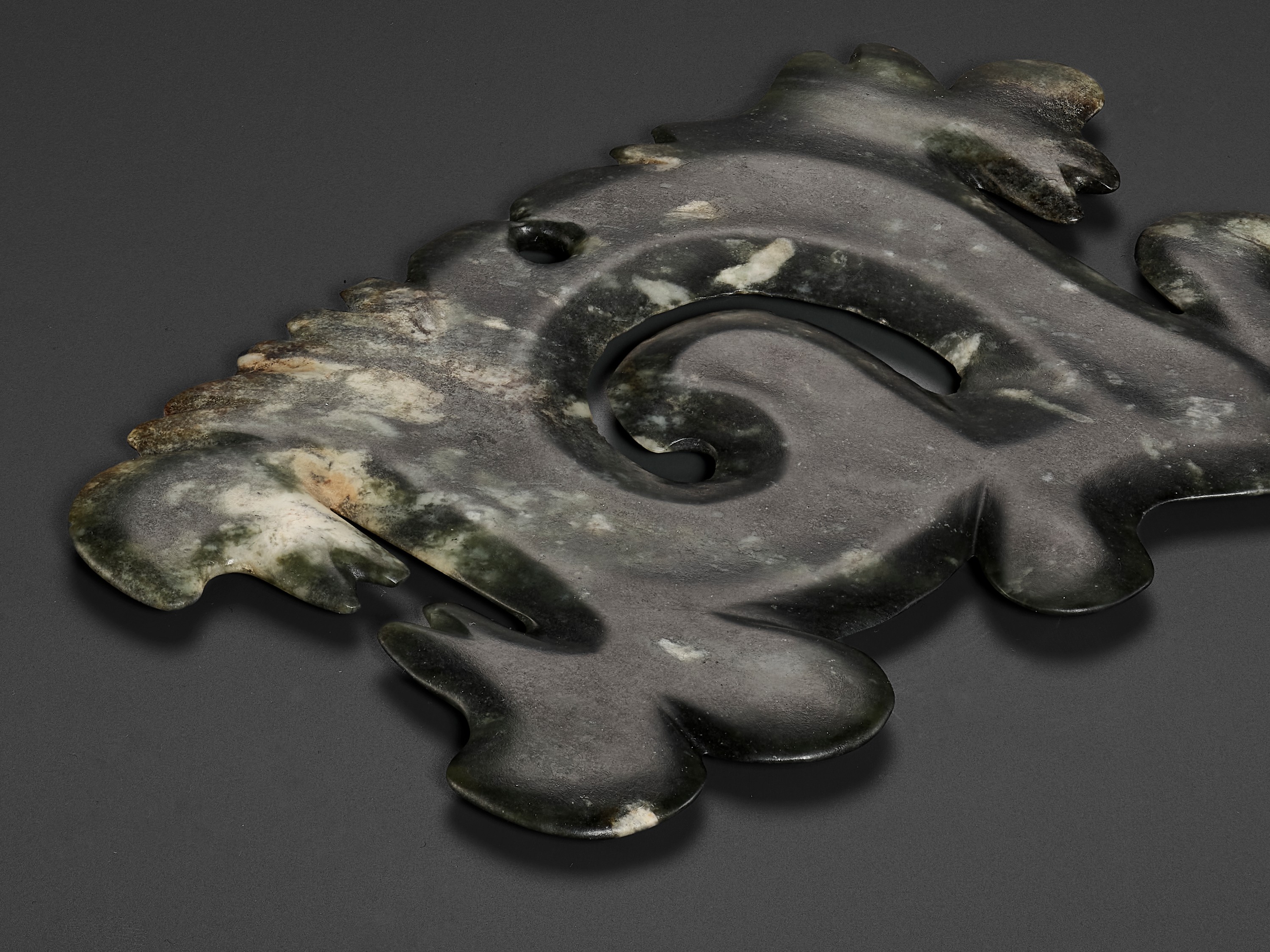 A DARK GREEN JADE OPENWORK 'CLOUD-SCROLL' PENDANT, GOUYUN, HONGSHAN CULTURE - Image 3 of 9