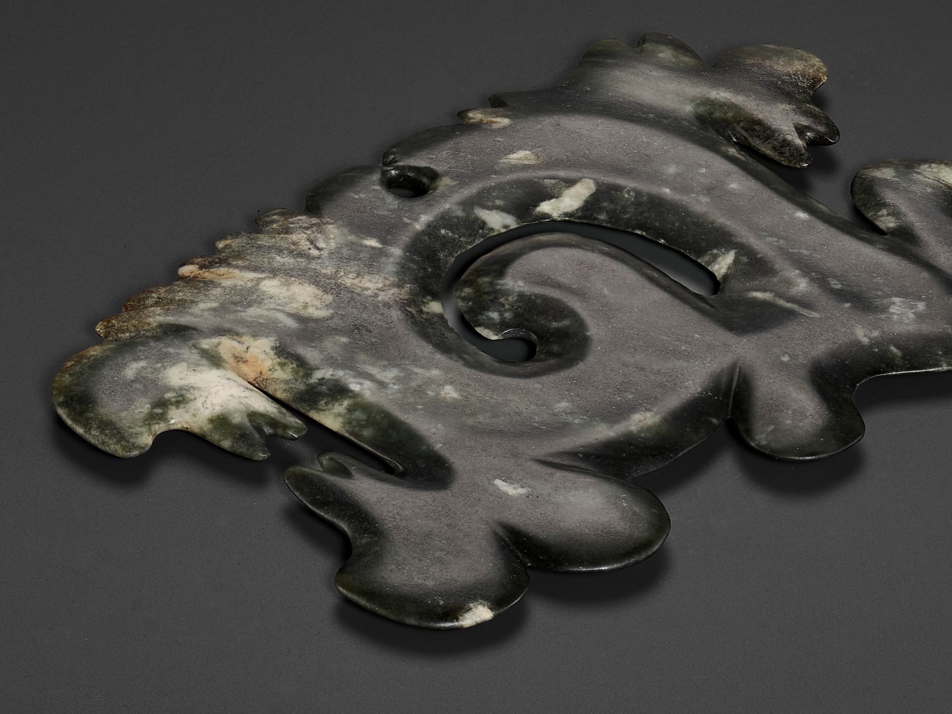 A DARK GREEN JADE OPENWORK 'CLOUD-SCROLL' PENDANT, GOUYUN, HONGSHAN CULTURE - Image 3 of 9