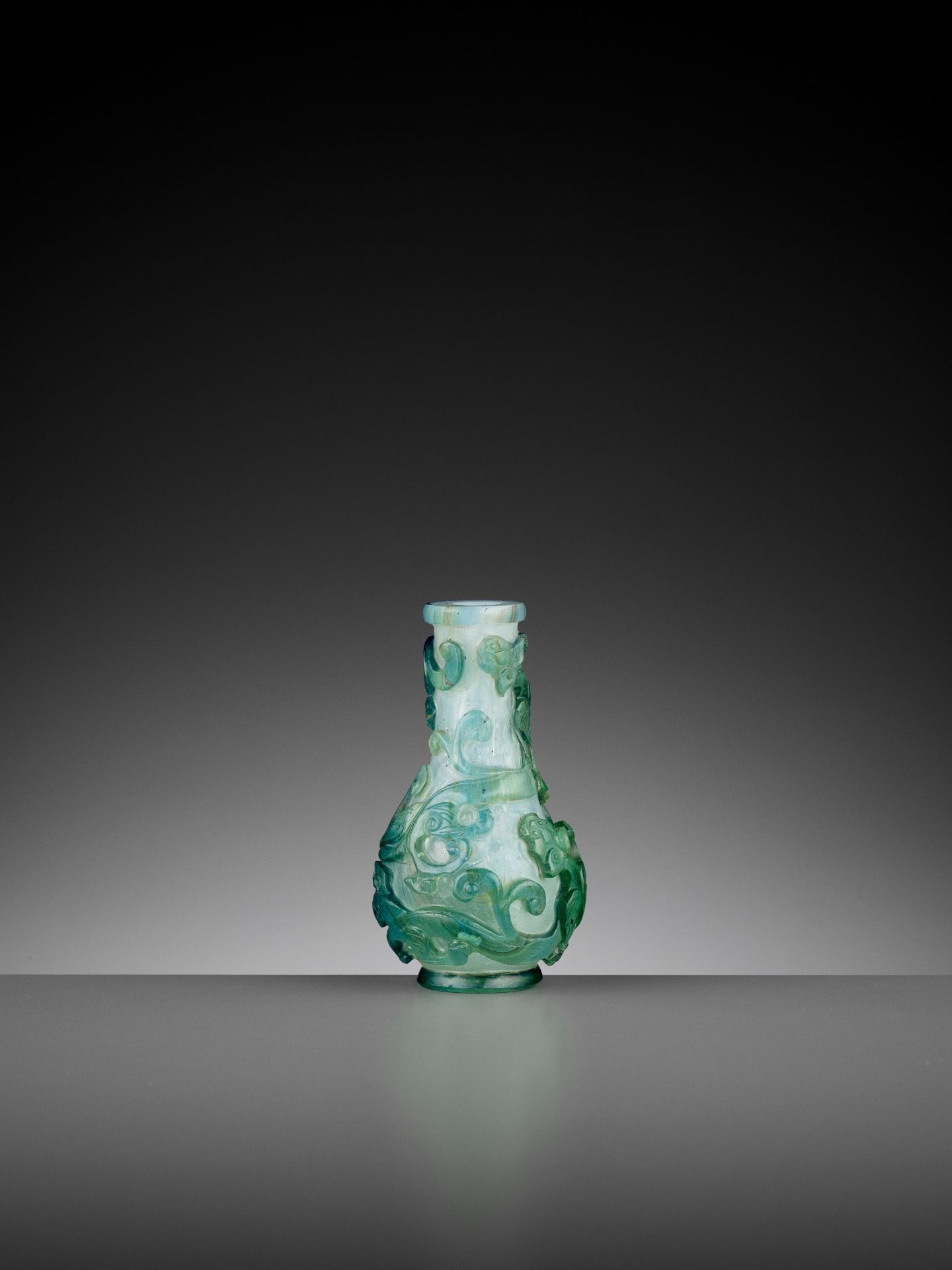 AN AQUAMARINE OVERLAY 'CHILONG' MINIATURE VASE, YUHUCHUNPING, QING - Bild 10 aus 13