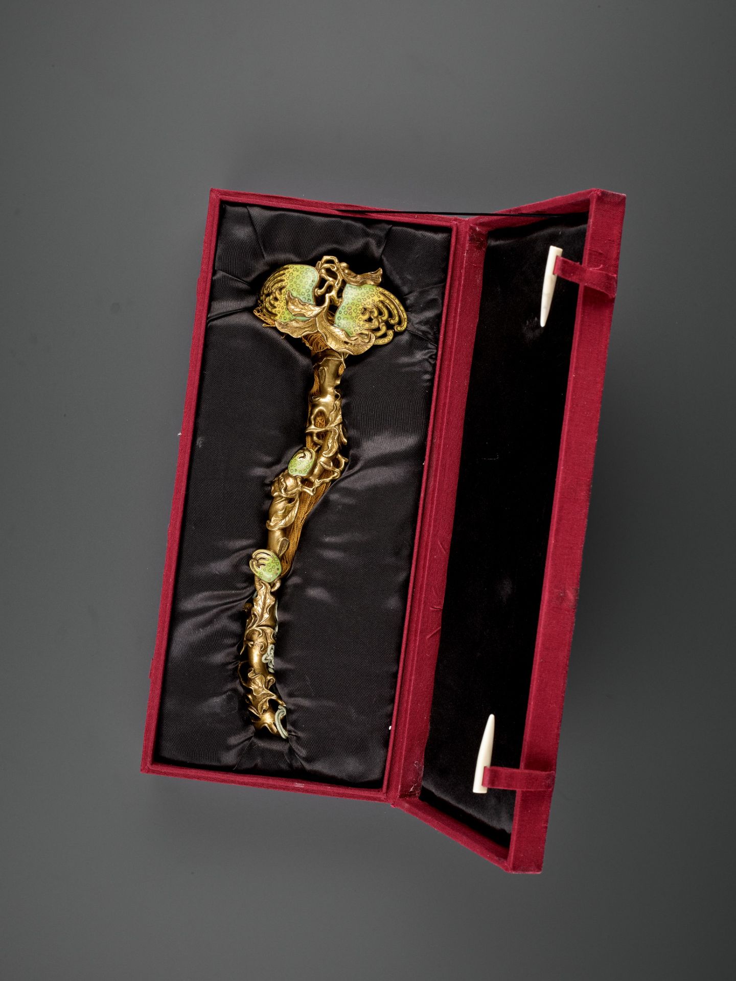 A CHAMPLEVE ENAMEL 'BUDDHA'S HAND' RUYI SCEPTER, QING DYNASTY - Image 9 of 11