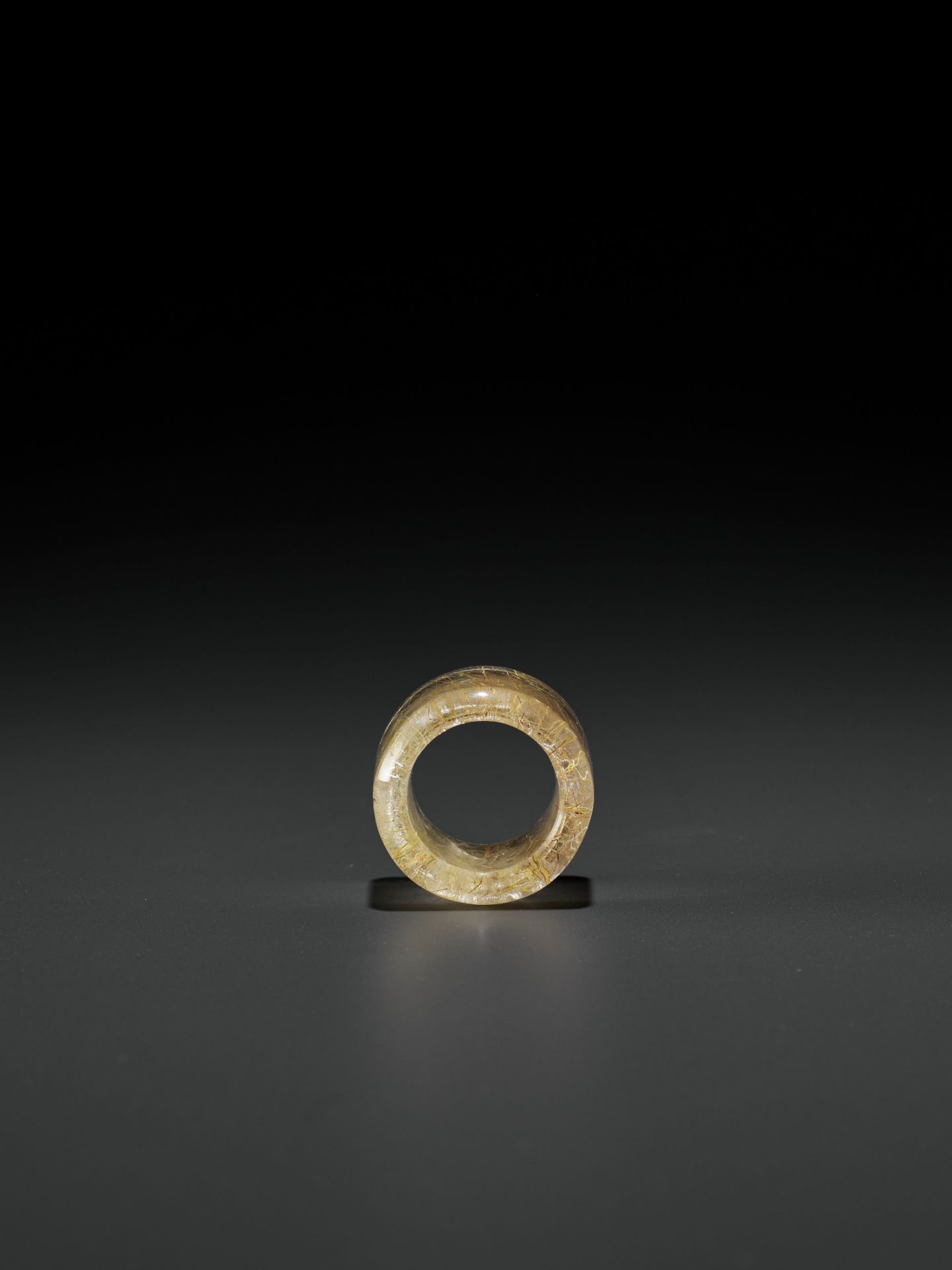 A 'HAIR' CRYSTAL ARCHER'S RING, QING DYNASTY - Bild 7 aus 9