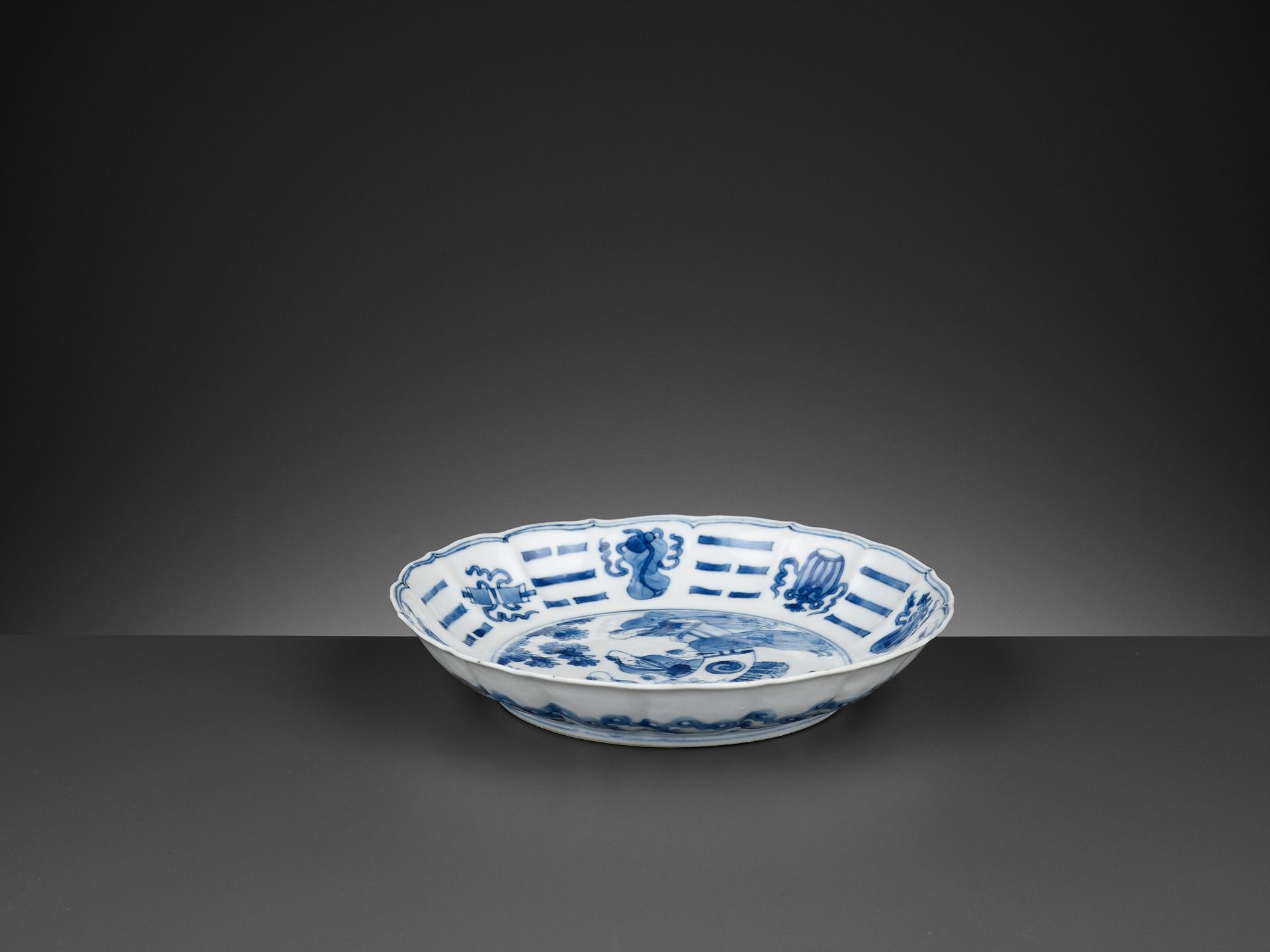 A BLUE AND WHITE 'BAGUA' LOBED DISH, KANGXI PERIOD - Image 6 of 8