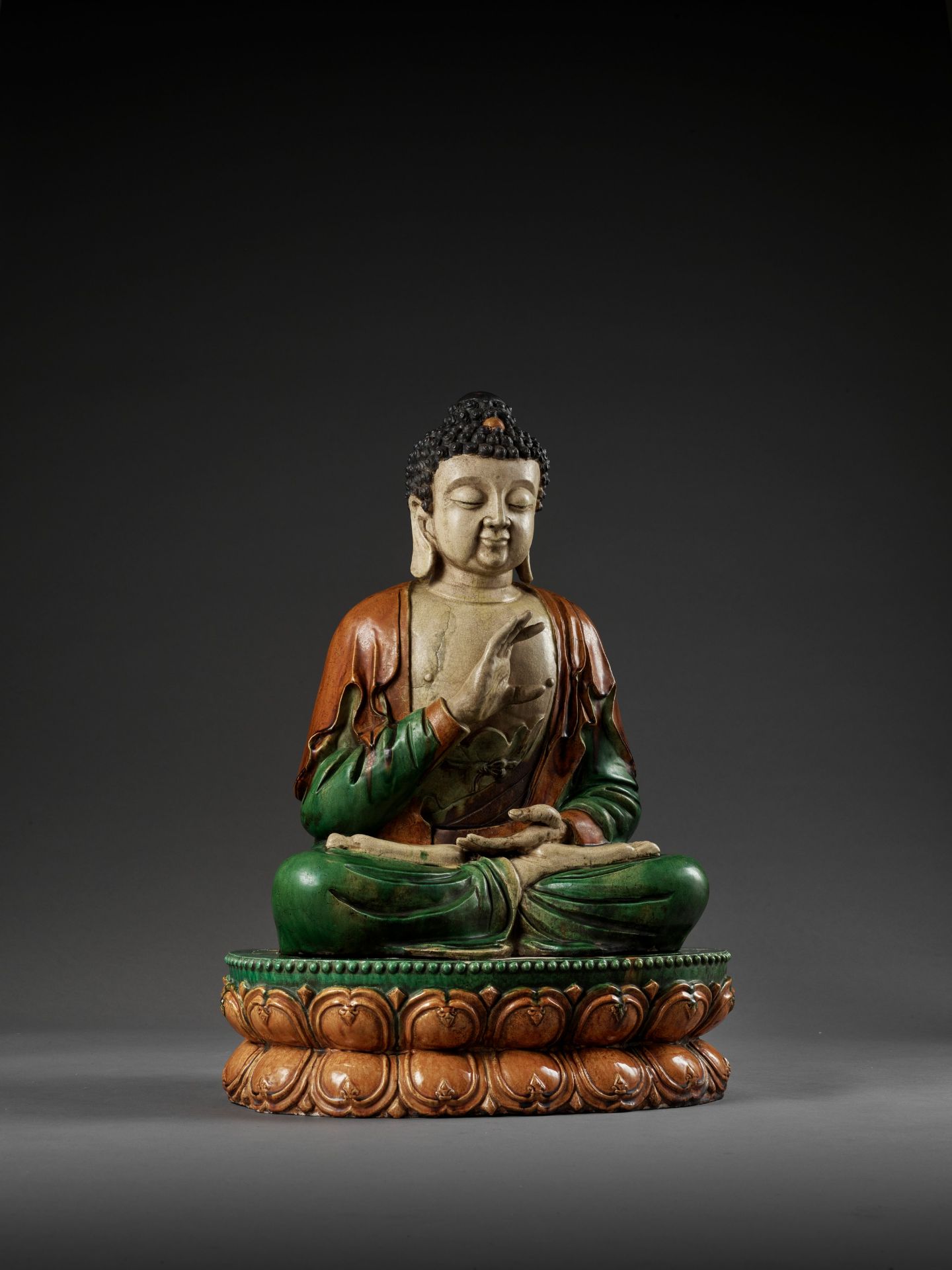 A MONUMENTAL SANCAI-GLAZED FIGURE OF BUDDHA SHAKYAMUNI, MING DYNASTY - Bild 7 aus 18