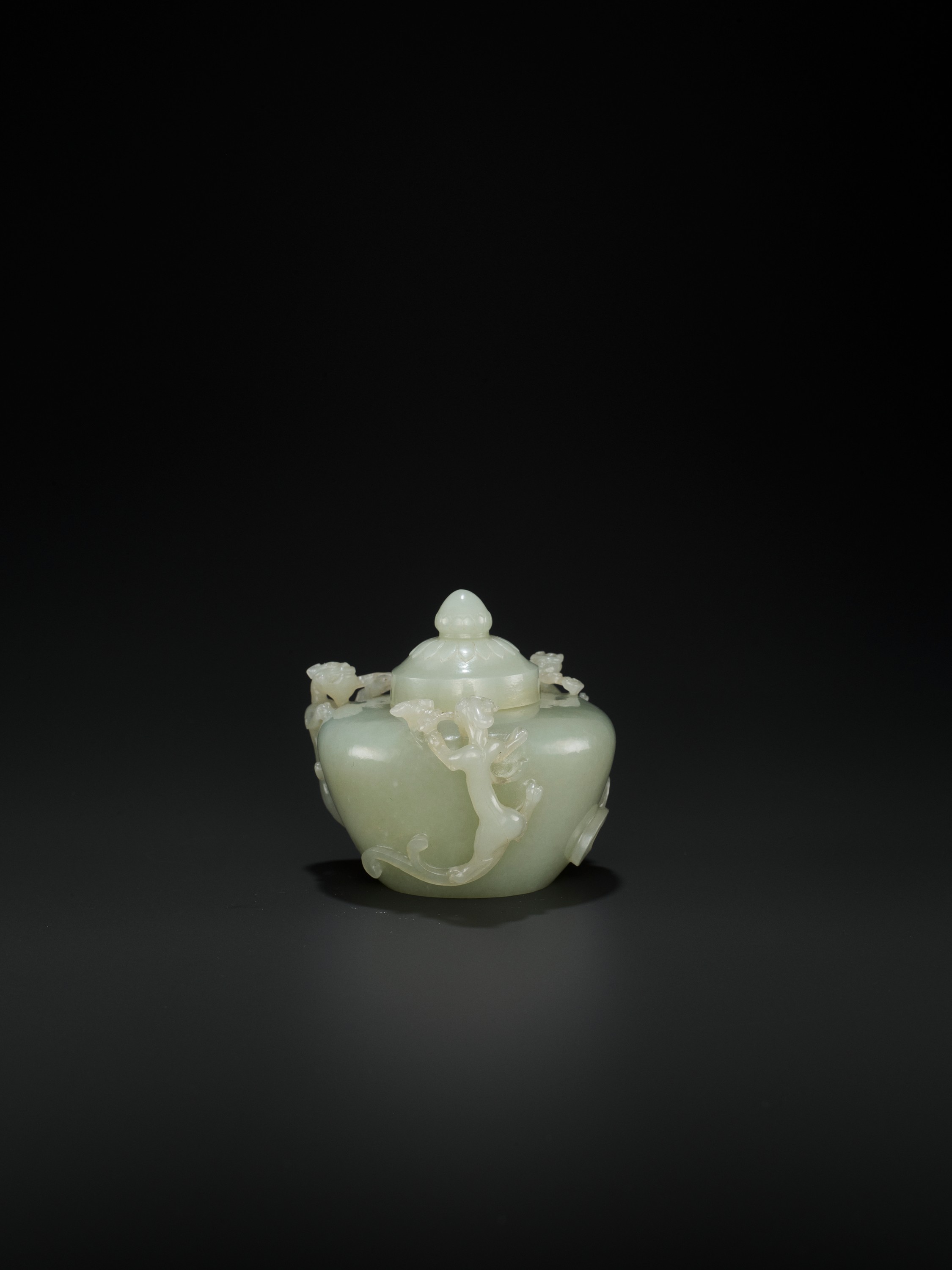 AN OPENWORK PALE CELADON JADE 'CHILONG' WATER POT AND COVER, QING - Image 7 of 11