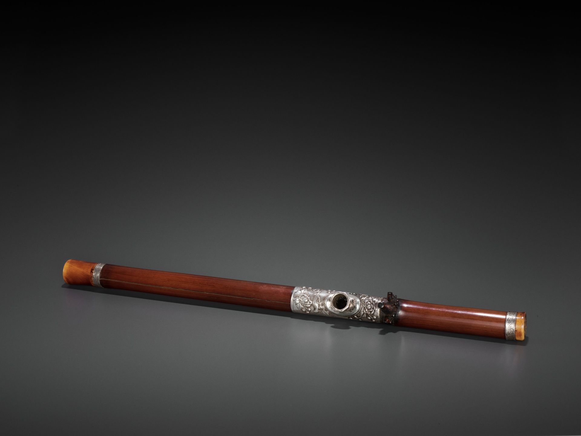 A BAMBOO OPIUM PIPE WITH IVORY, SILVER AND YIXING CERAMIC FITTINGS, LATE QING TO REPUBLIC - Bild 4 aus 9