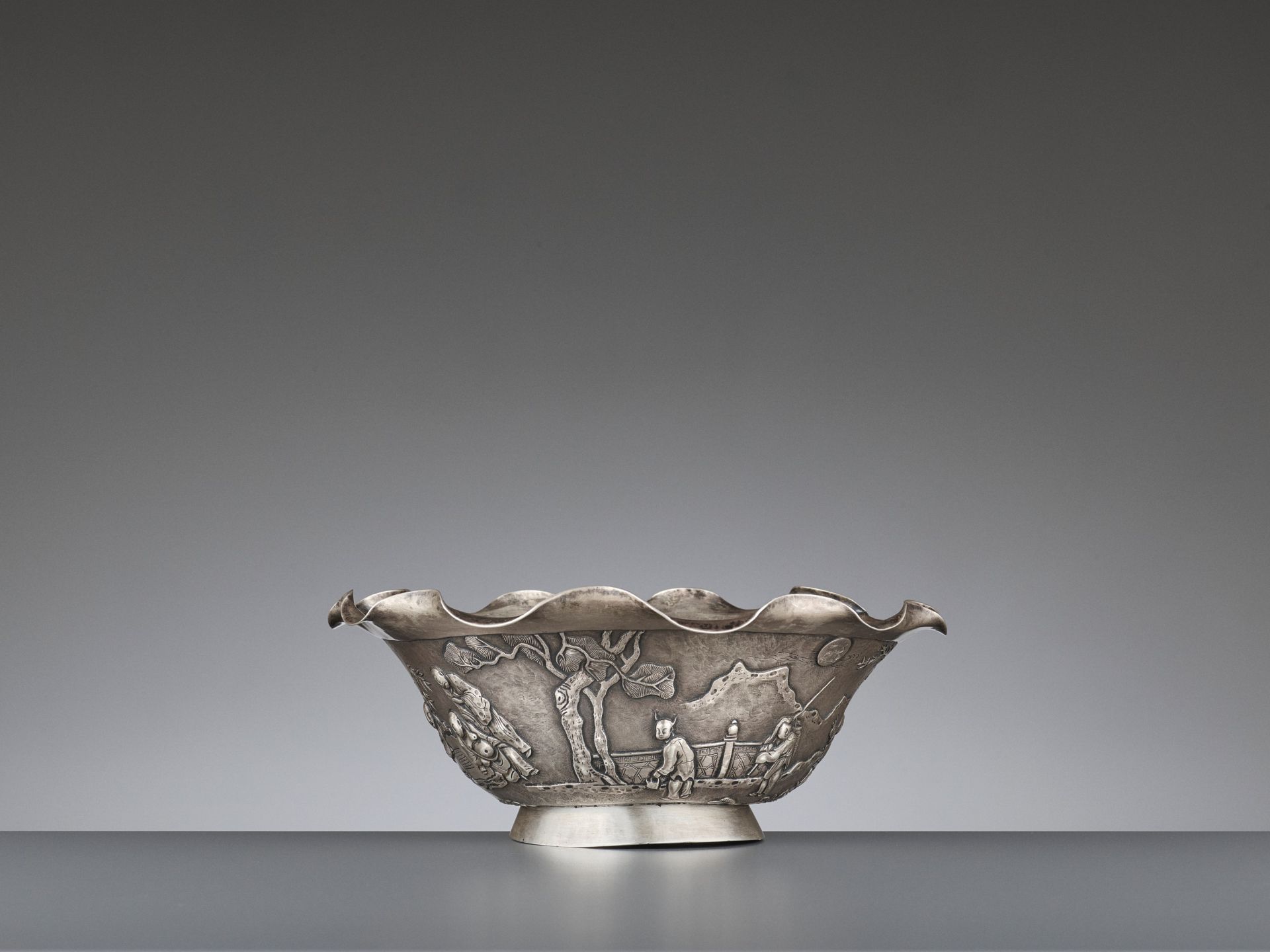 A SILVER REPOUSSE 'WEIQI PLAYERS' BOWL BY KWONG MAN SHING - Image 2 of 9