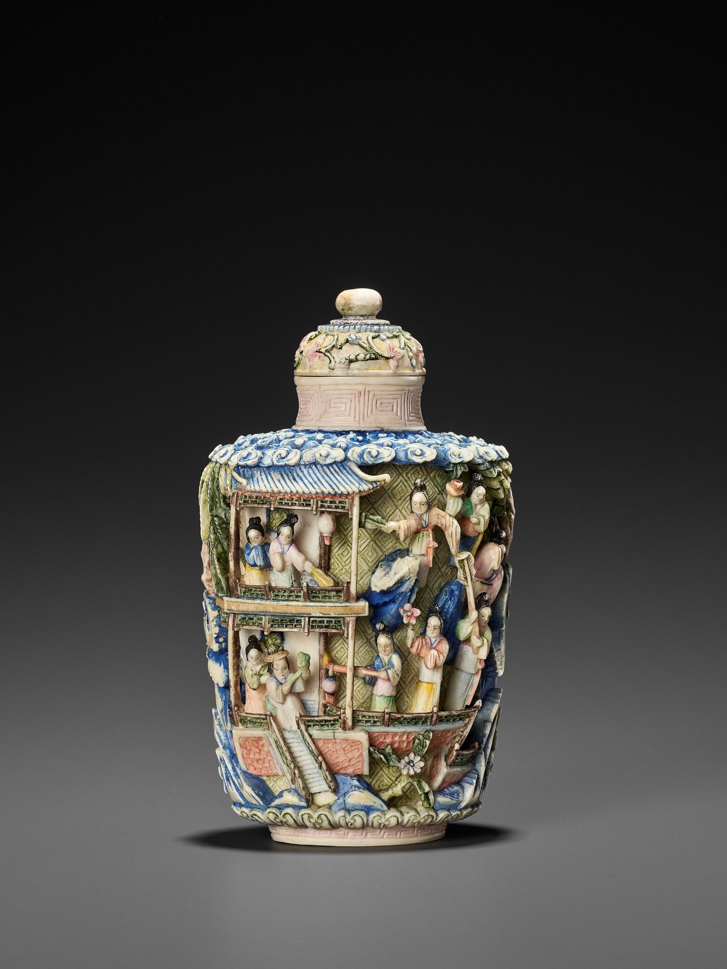 AN OPENWORK AND RETICULATED CANTON IVORY SNUFF BOTLE WITH MATCHING STOPPER, QING DYNASTY