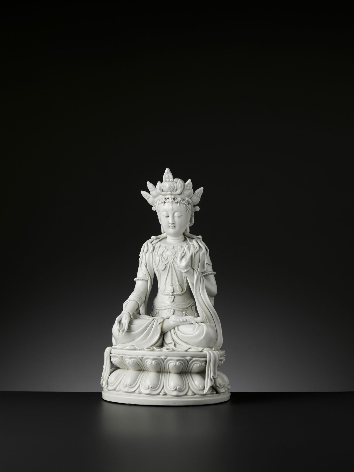 A DEHUA PORCELAIN FIGURE OF MAITREYA, QING DYNASTY - Bild 5 aus 15