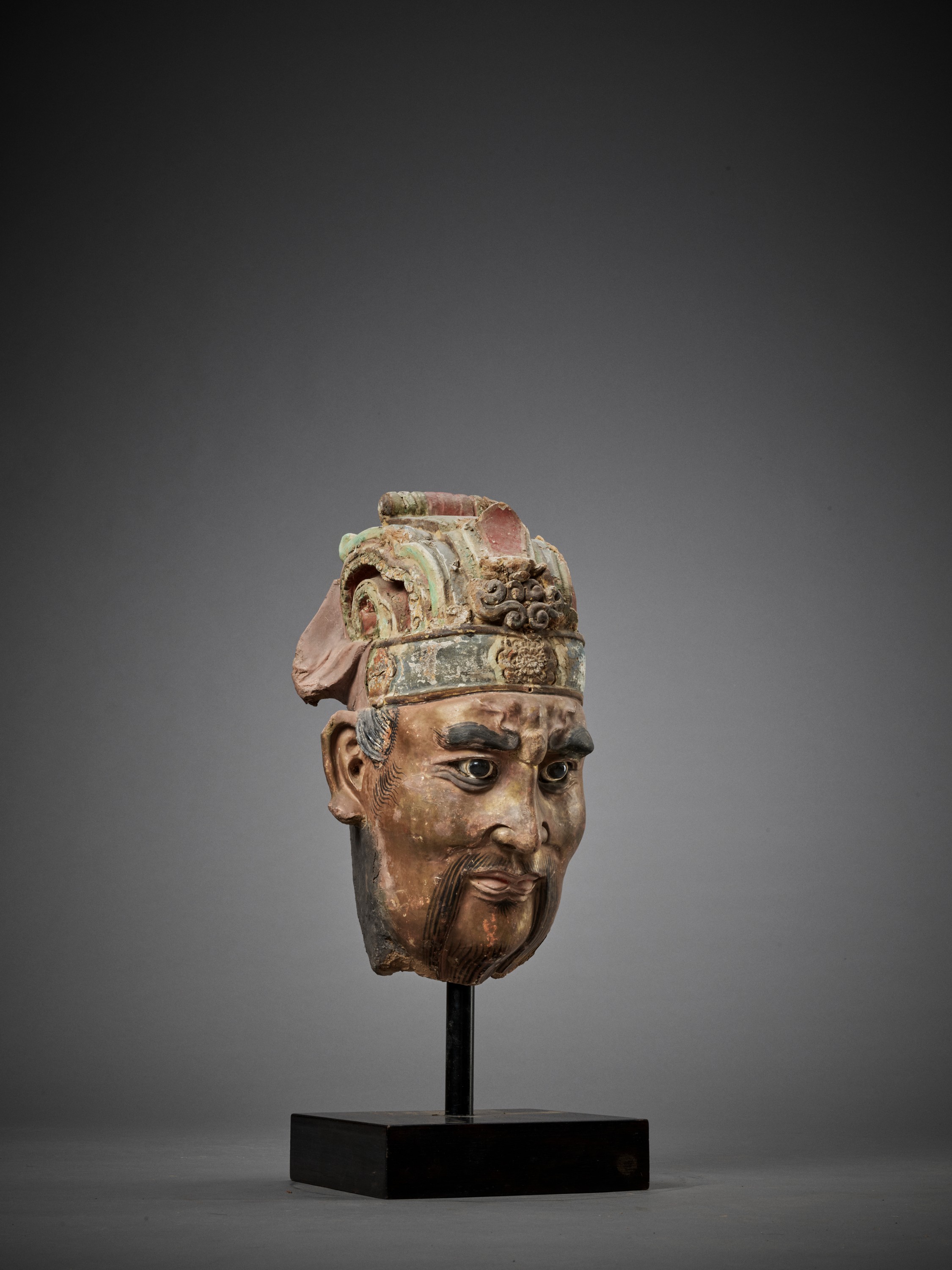 A LARGE PAINTED STUCCO HEAD OF A GUARDIAN KING, SONG TO MING DYNASTY - Image 6 of 11