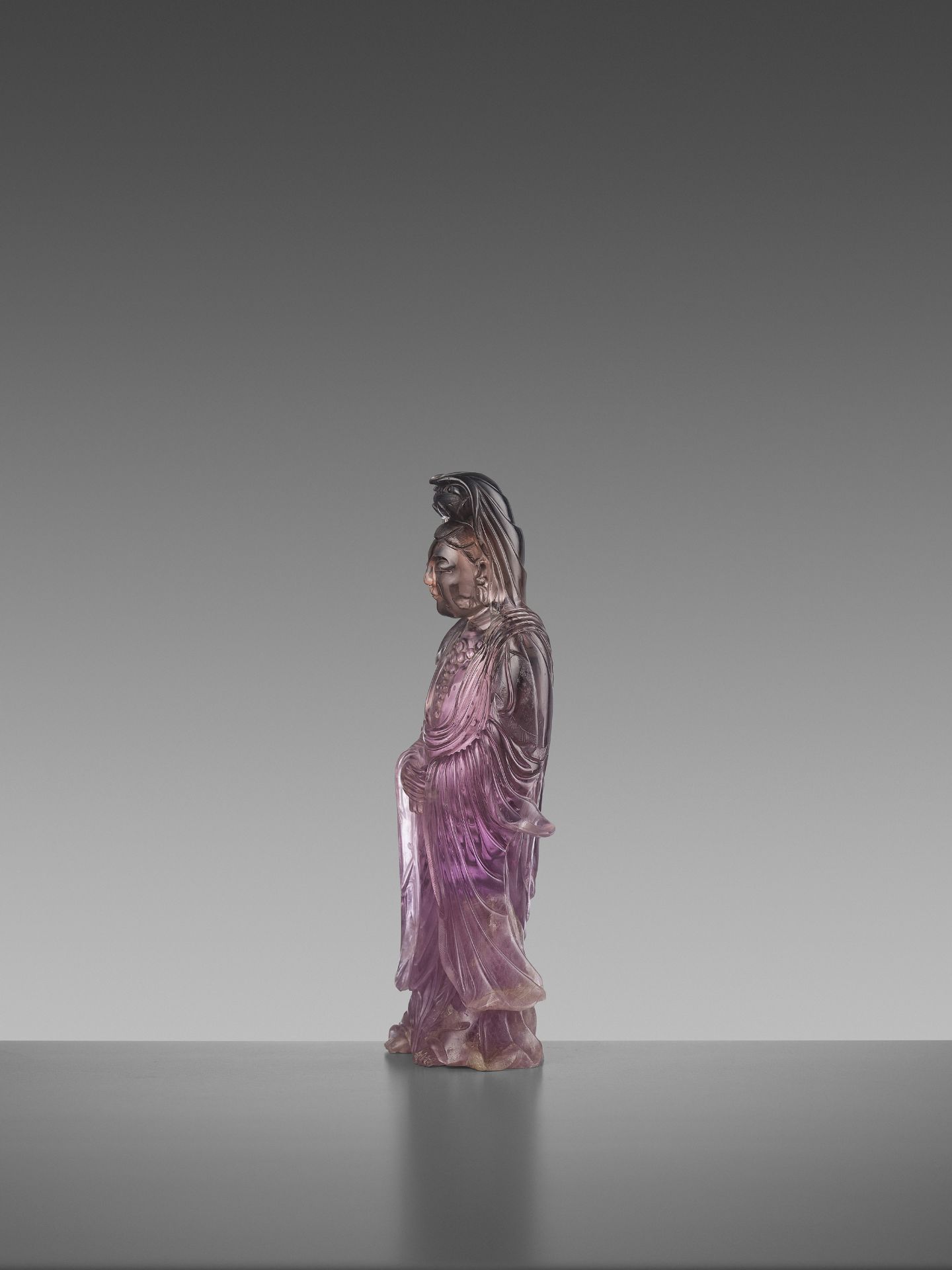 A CARVED AMETHYST FIGURE OF GUANYIN, QIANLONG MARK AND OF THE PERIOD - Bild 4 aus 7