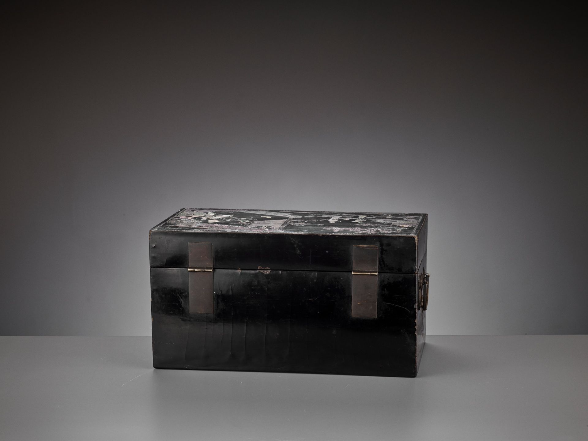 A RARE AND IMPORTANT MOTHER-OF-PEARL AND GOLD-FOIL INLAID 'ZHUAZHOU' BLACK LACQUER BOX AND COVER, LA - Bild 14 aus 15