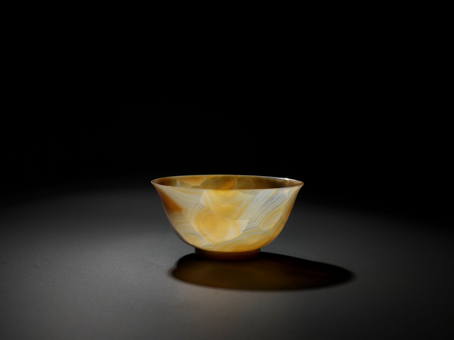 A TRANSLUCENT BANDED AGATE BOWL, QING DYNASTY - Image 5 of 14