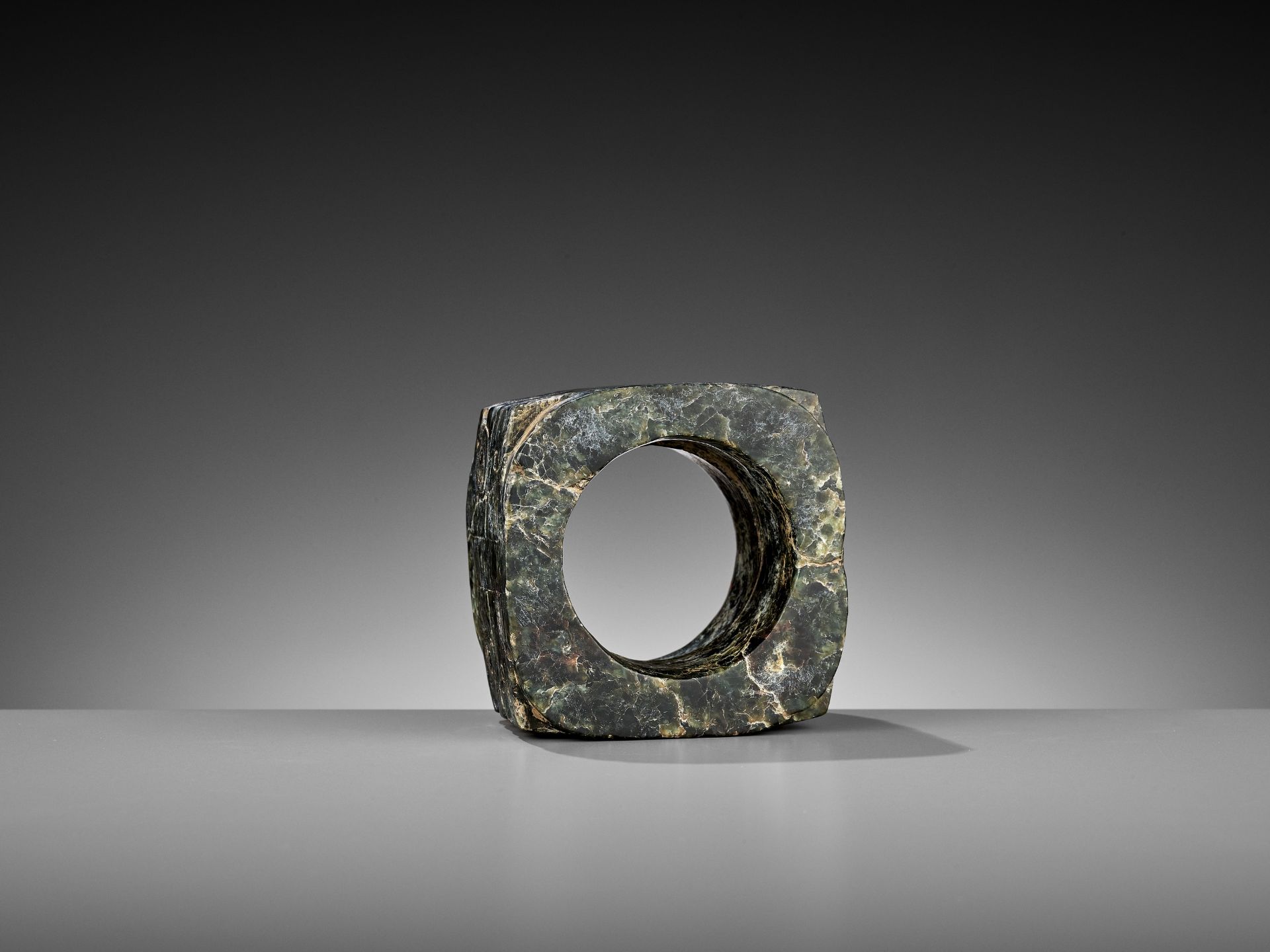 A MOTTLED GREEN JADE CONG, LIANGZHU CULTURE - Bild 5 aus 10