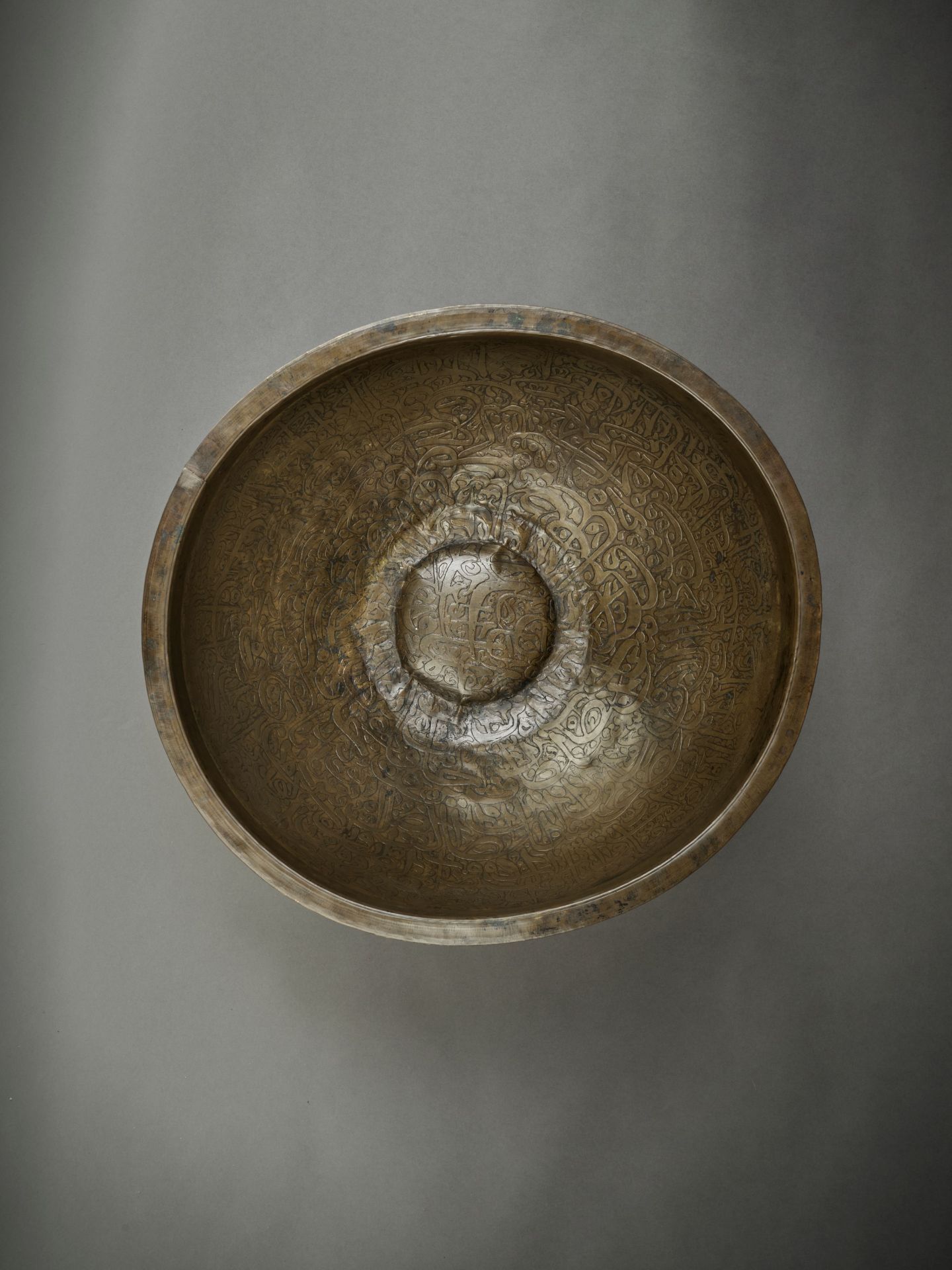 A LARGE INSCRIBED MAMLUK BRASS BASIN, 14TH - 16TH CENTURY - Bild 6 aus 11