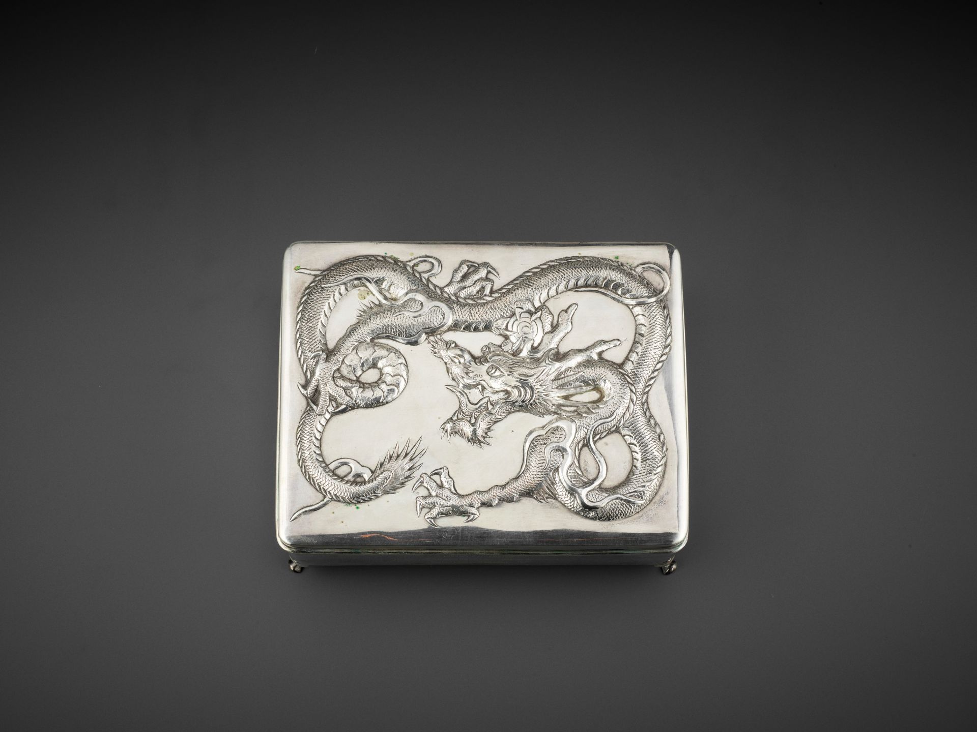 A SILVER REPOUSSE 'DRAGON' BOX AND COVER, WANG HING, LATE QING TO REPUBLIC - Bild 3 aus 10