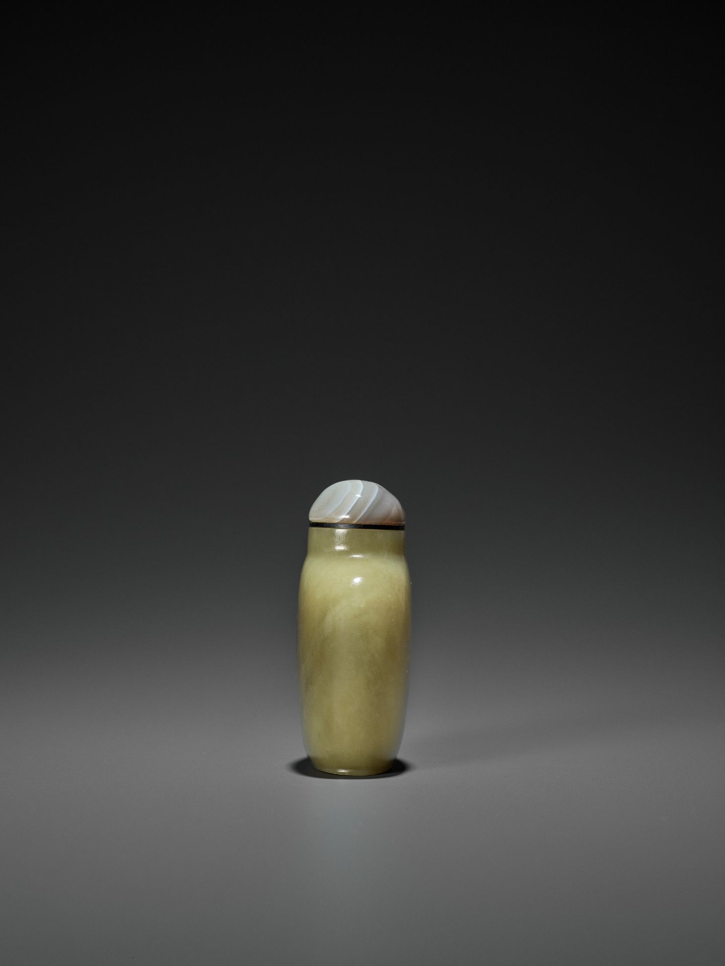 A LARGE YELLOW AND RUSSET JADE SNUFF BOTTLE, QING DYNASTY - Bild 4 aus 7
