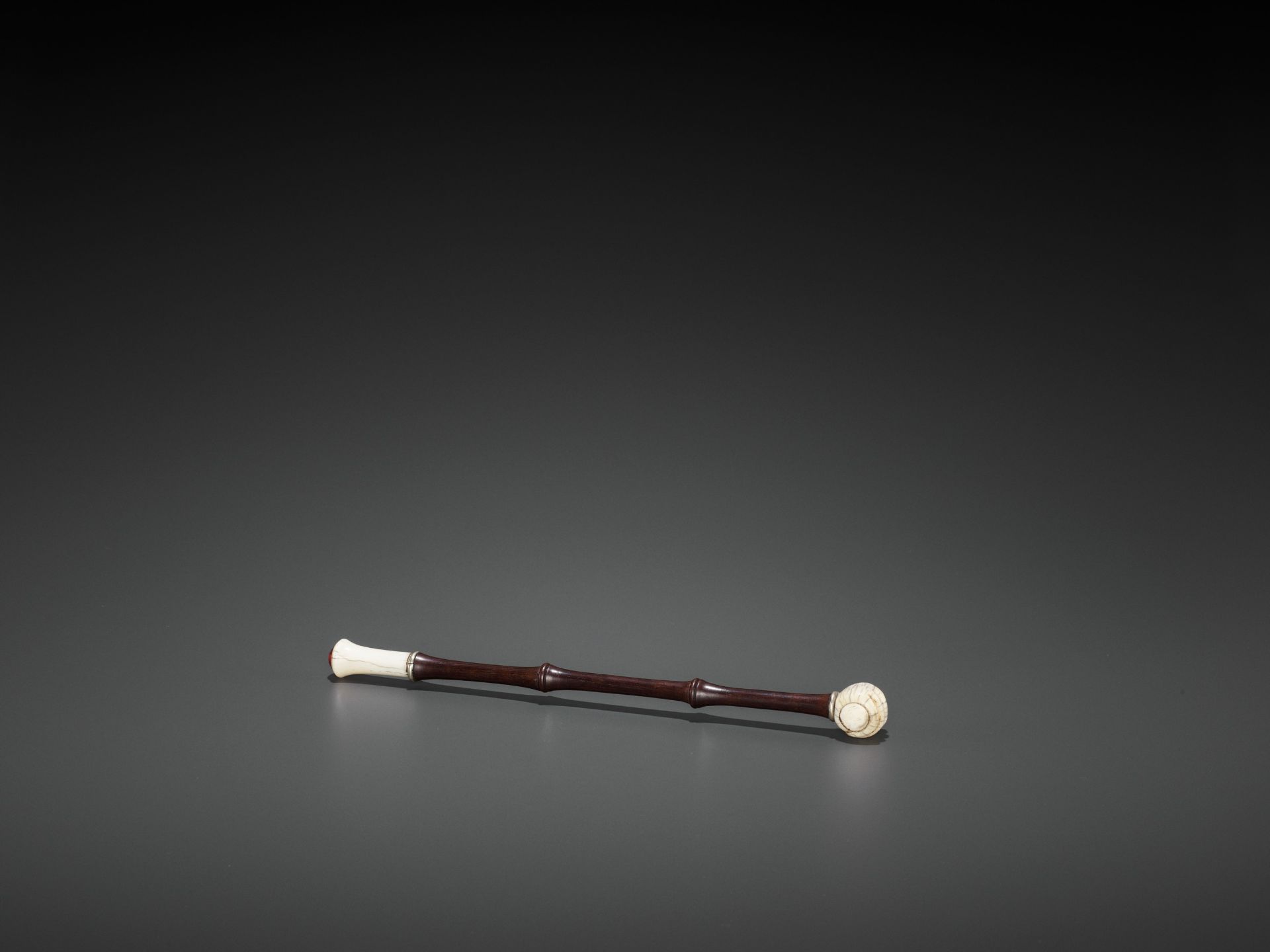 A HARDWOOD OPIUM PIPE WITH IVORY, HARDSTONE AND SILVERED COPPER FITTINGS, LATE QING TO REPUBLIC - Bild 4 aus 4