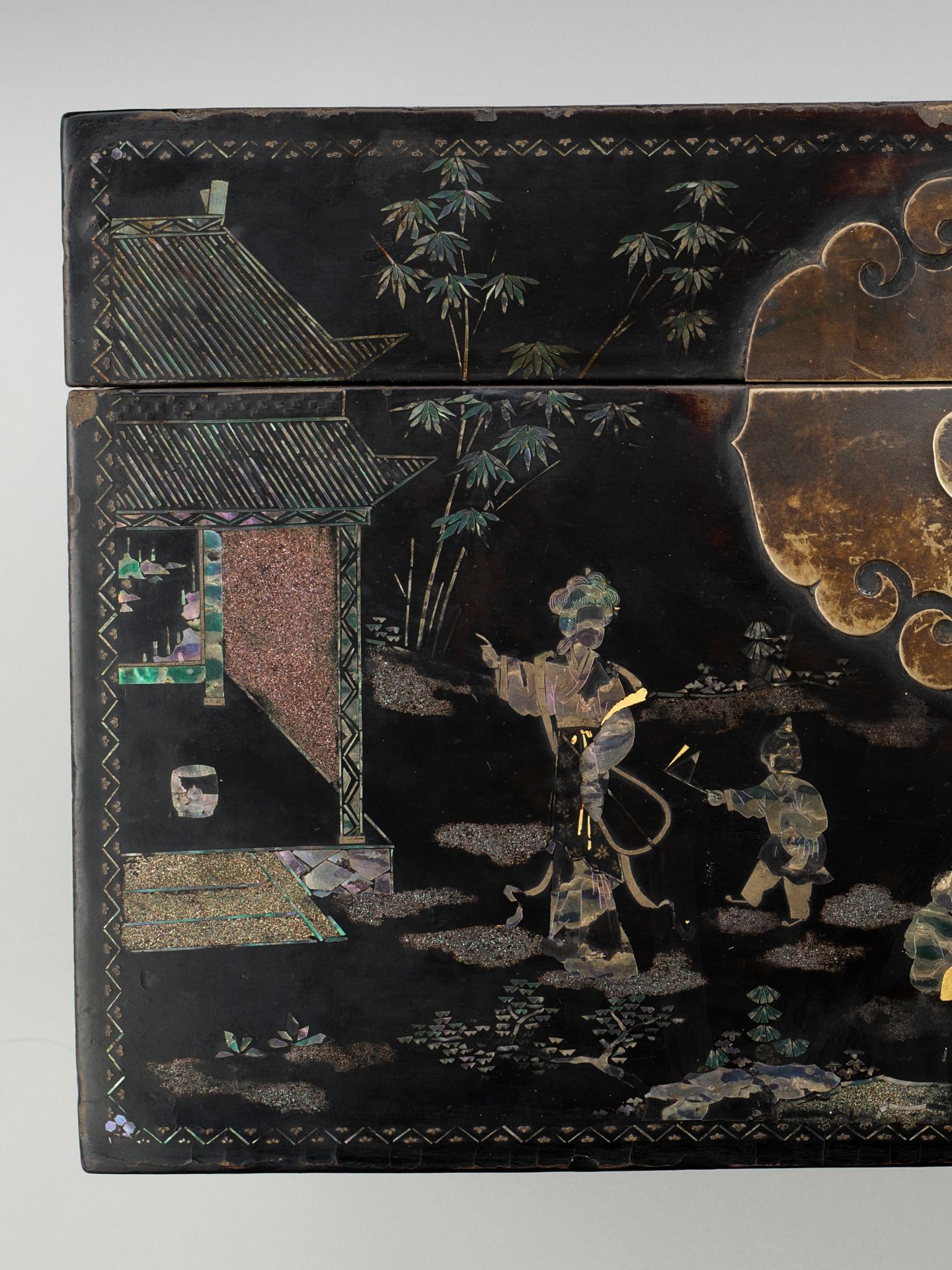 A RARE AND IMPORTANT MOTHER-OF-PEARL AND GOLD-FOIL INLAID 'ZHUAZHOU' BLACK LACQUER BOX AND COVER, LA - Bild 9 aus 15