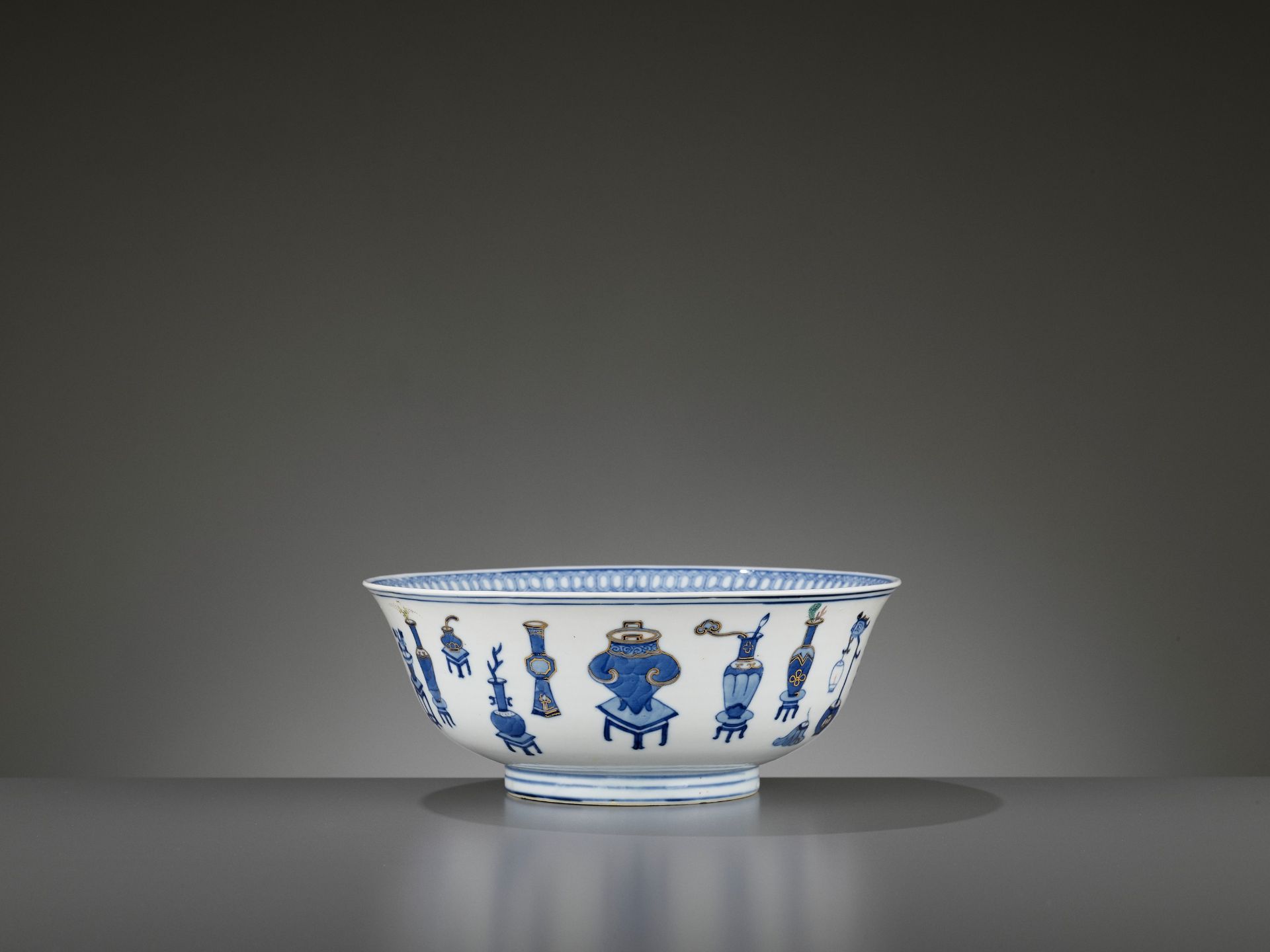 A GILT AND POLYCHROME ENAMELED 'HUNDRED ANTIQUES' BOWL, DAOGUANG MARK AND PERIOD - Image 4 of 8
