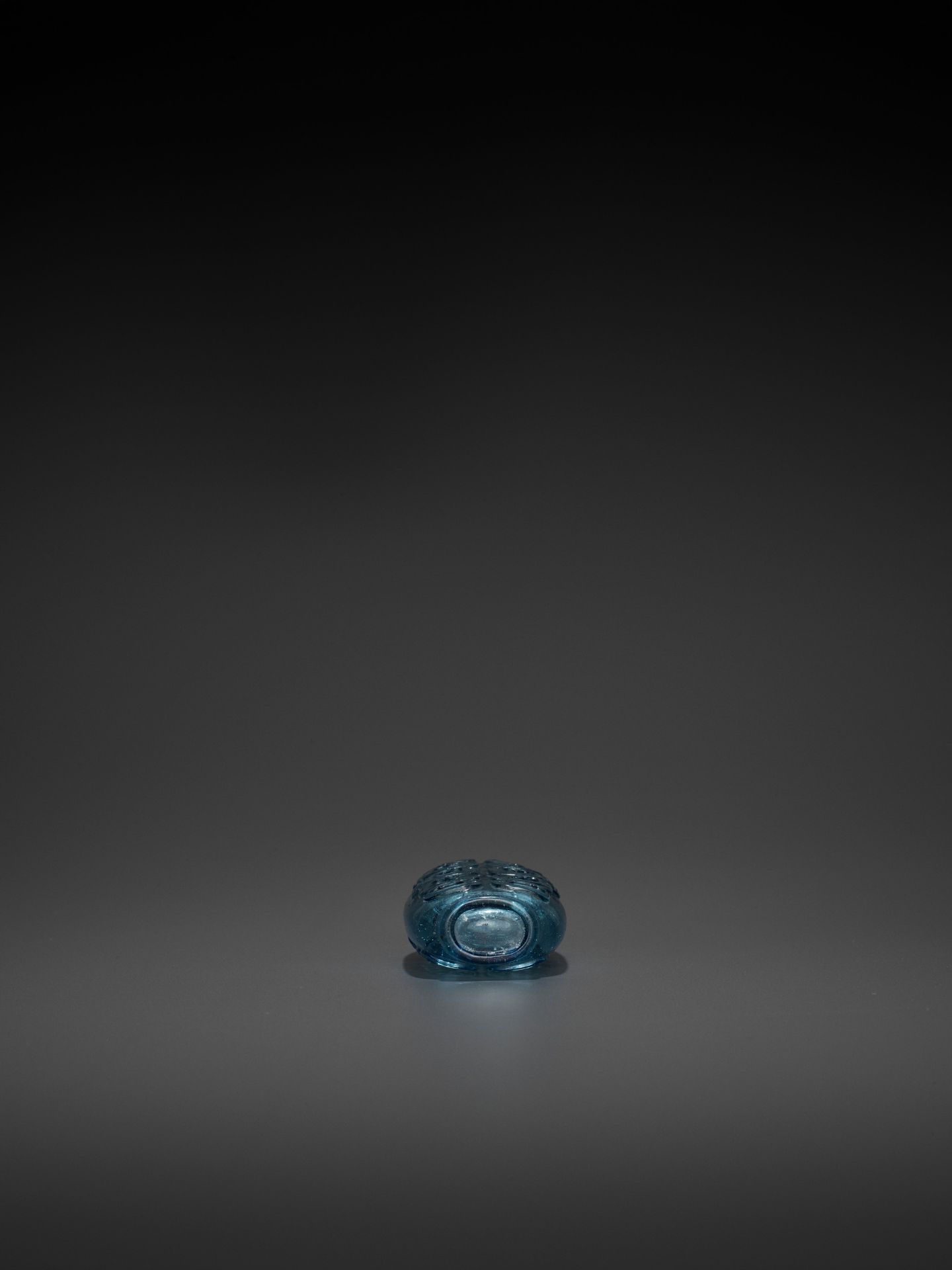 AN AQUAMARINE GLASS 'KUILONG' SNUFF BOTTLE, QING DYNASTY - Image 7 of 9