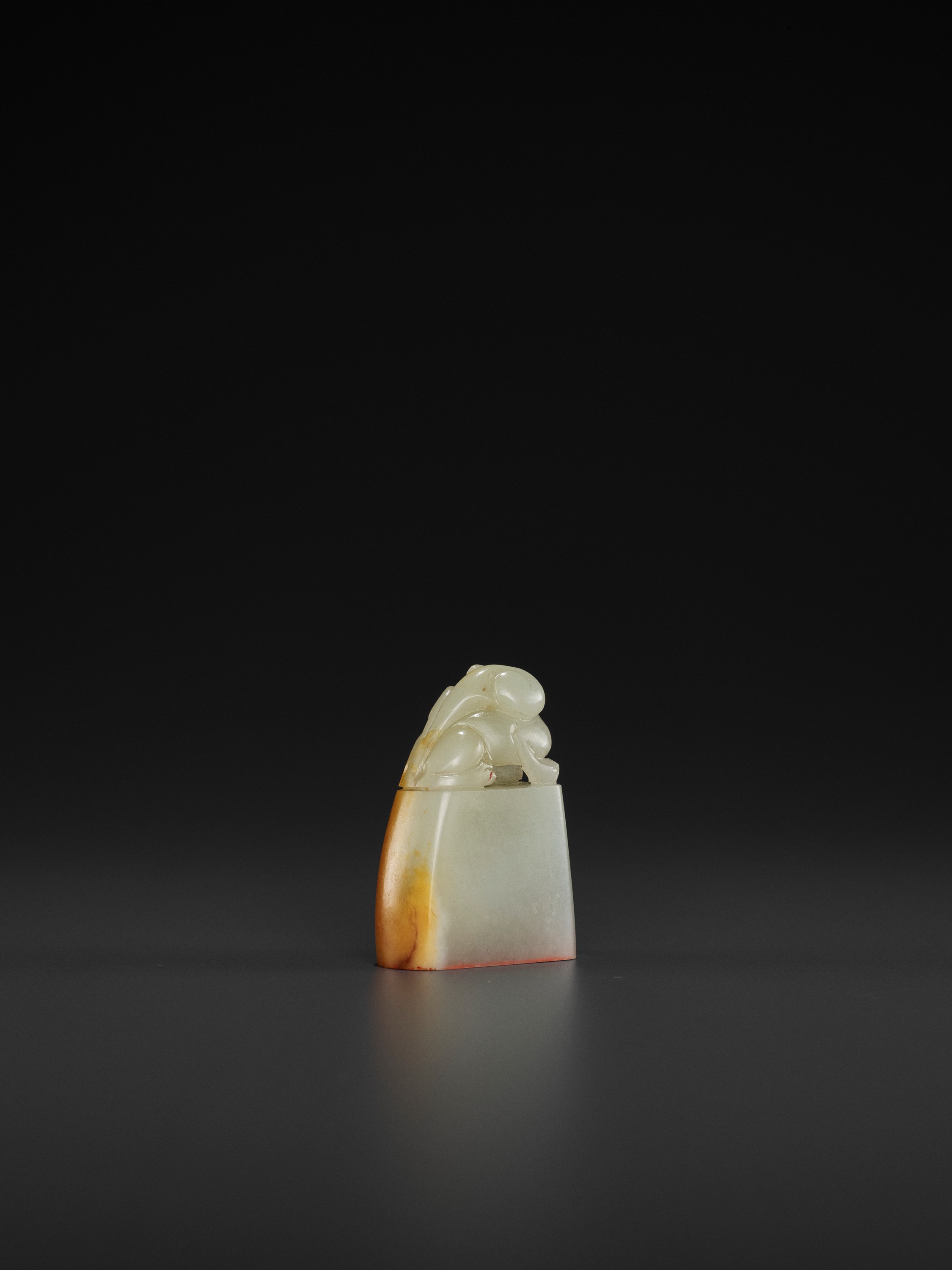 A PALE CELADON AND AMBER JADE 'BUDDHIST LION' SEAL, MID-QING TO REPUBLIC - Image 4 of 5