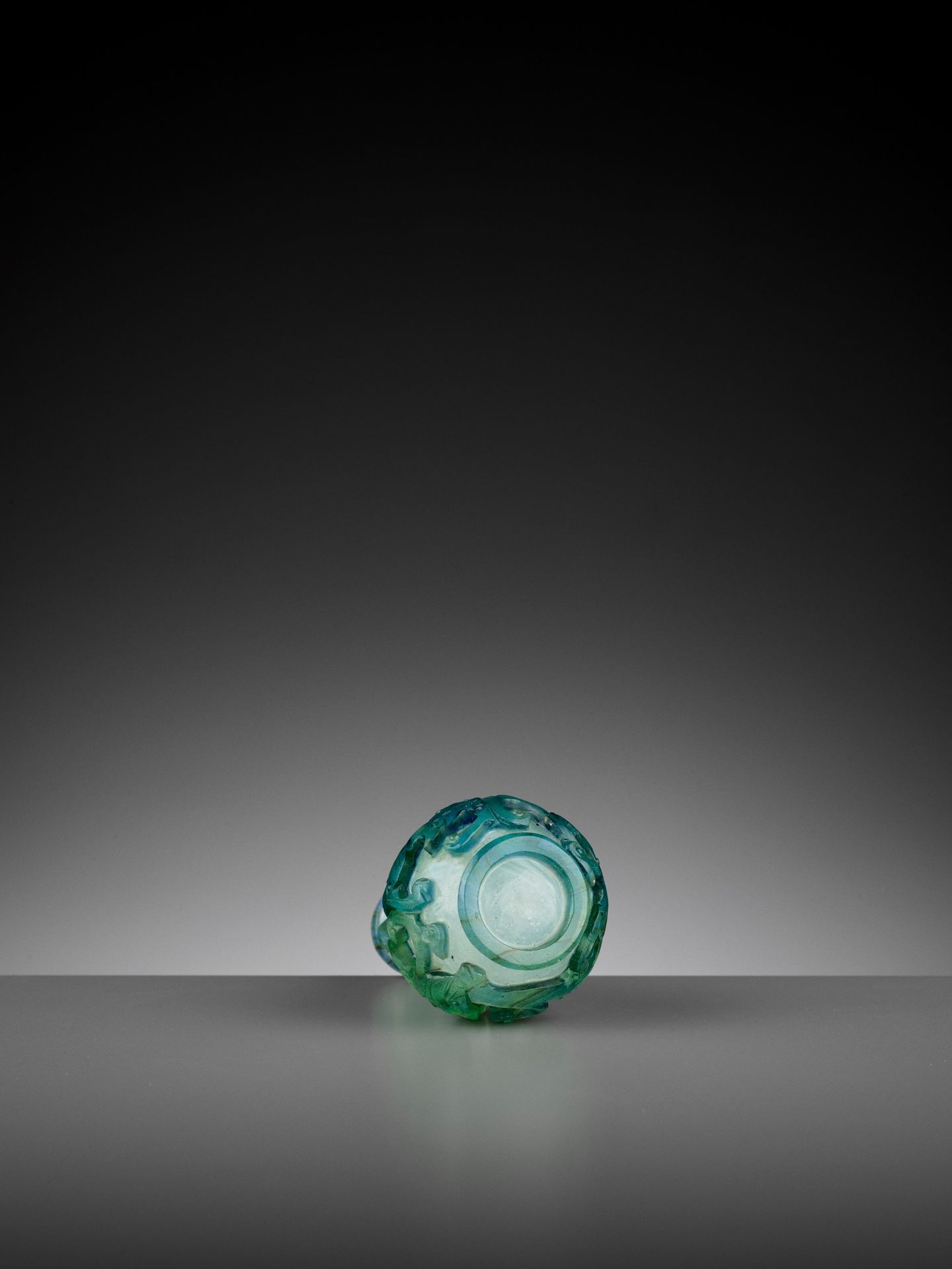 AN AQUAMARINE OVERLAY 'CHILONG' MINIATURE VASE, YUHUCHUNPING, QING - Image 12 of 13