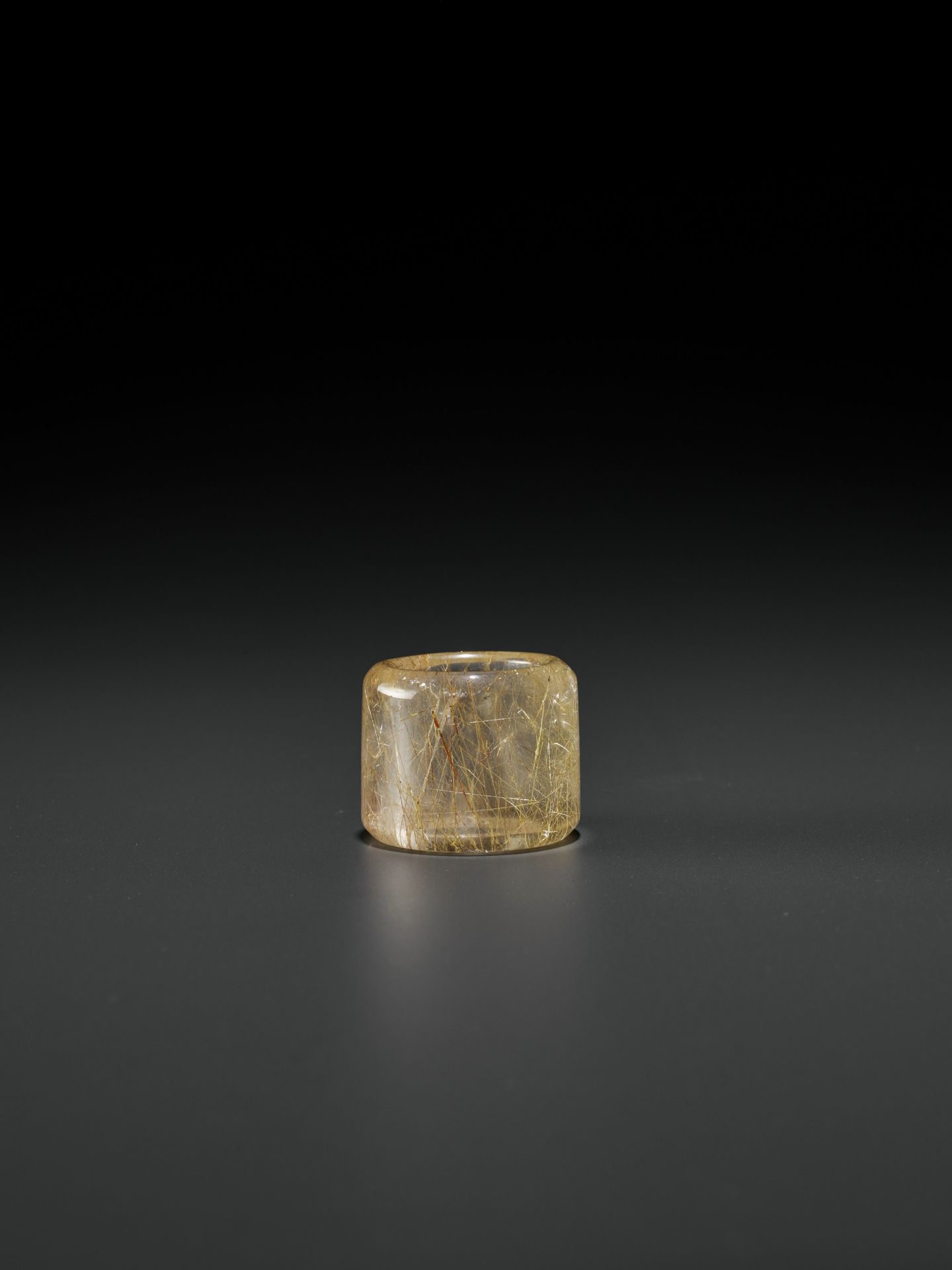 A 'HAIR' CRYSTAL ARCHER'S RING, QING DYNASTY - Bild 9 aus 9