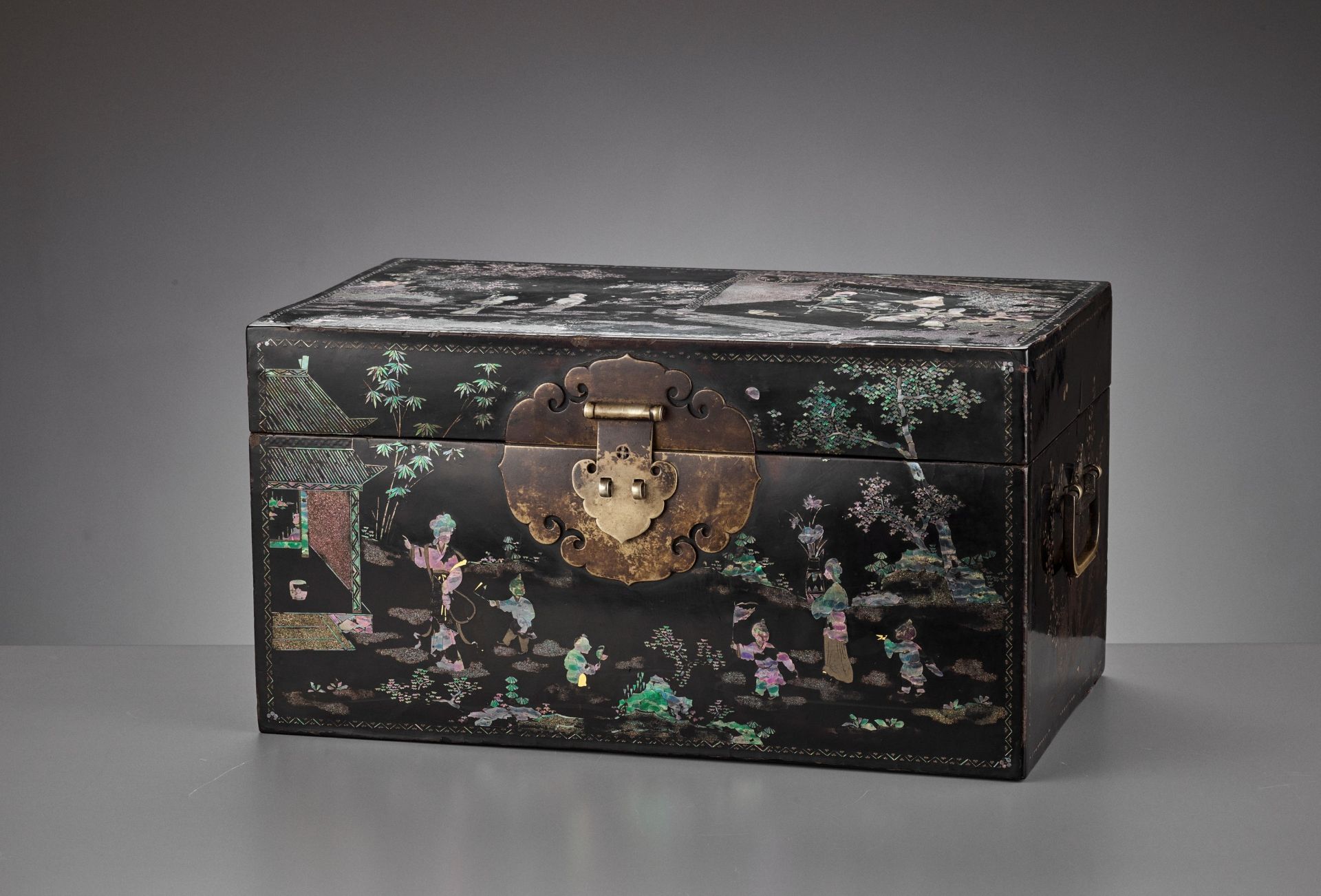 A RARE AND IMPORTANT MOTHER-OF-PEARL AND GOLD-FOIL INLAID 'ZHUAZHOU' BLACK LACQUER BOX AND COVER, LA