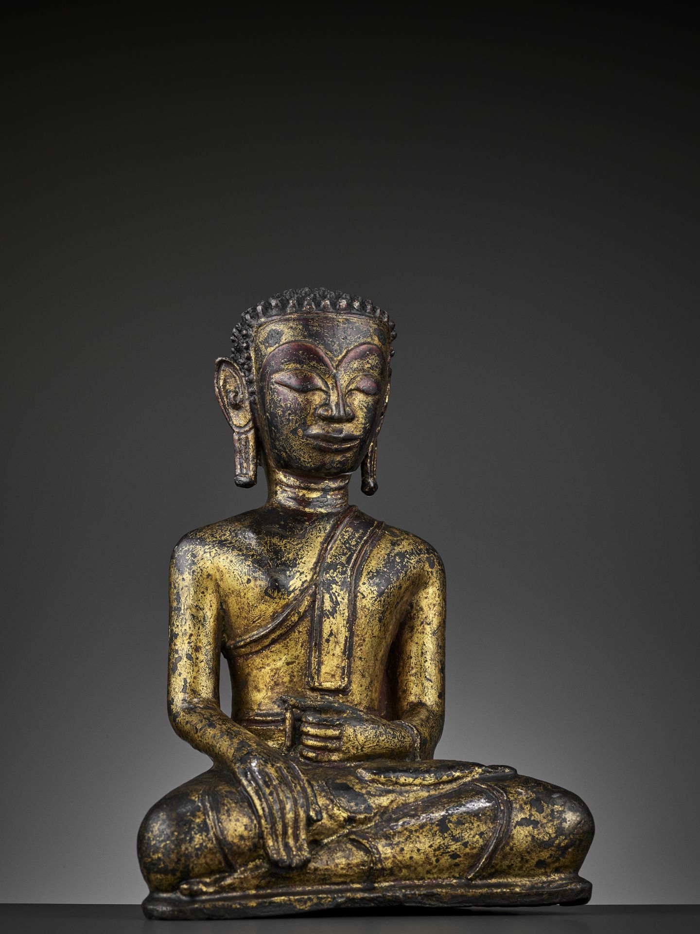 A HEAVILY CAST, GILT-LACQUERED BRONZE OF BUDDHA, 17TH-18TH CENTURY - Bild 2 aus 11