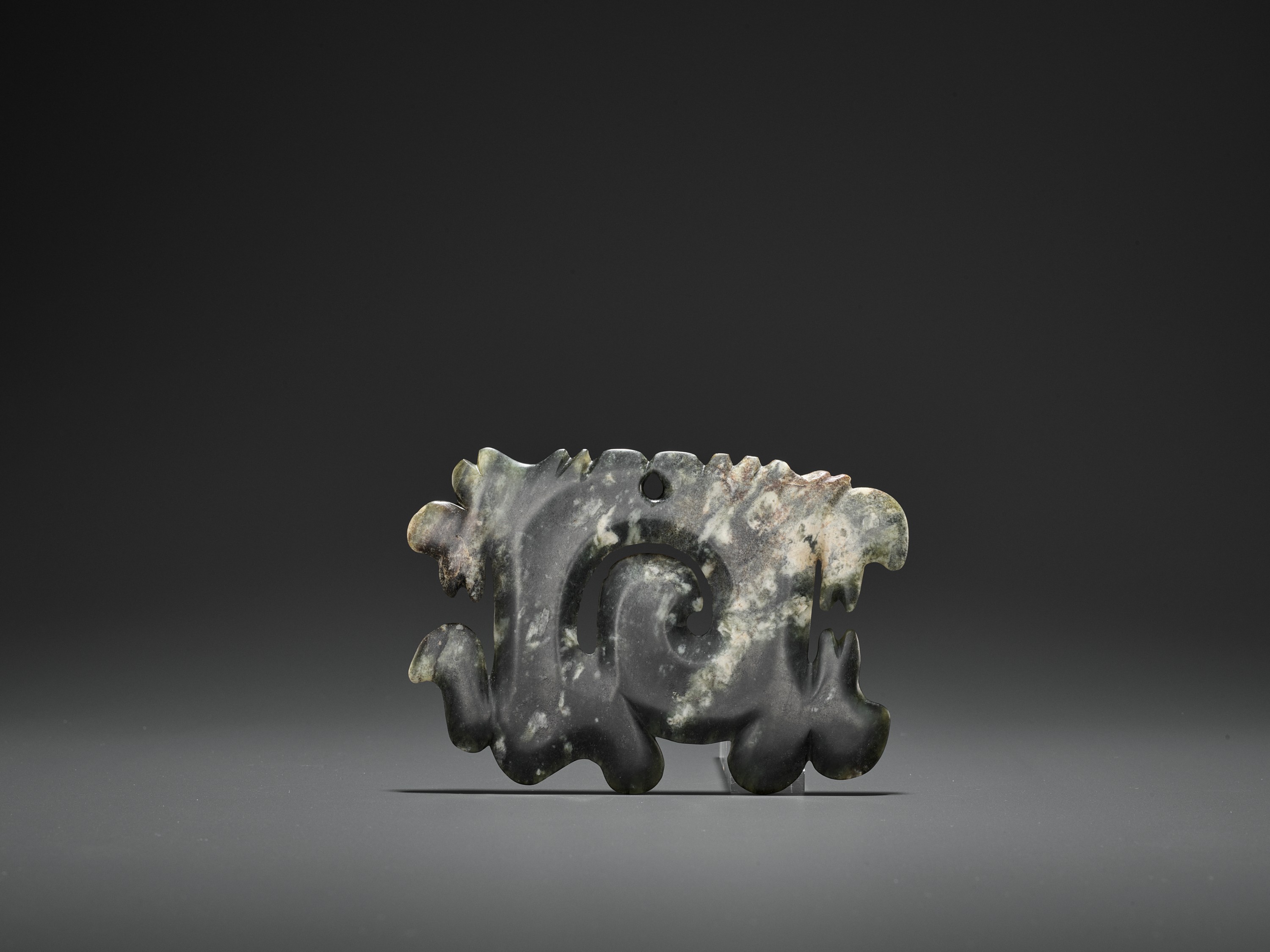 A DARK GREEN JADE OPENWORK 'CLOUD-SCROLL' PENDANT, GOUYUN, HONGSHAN CULTURE - Image 2 of 9